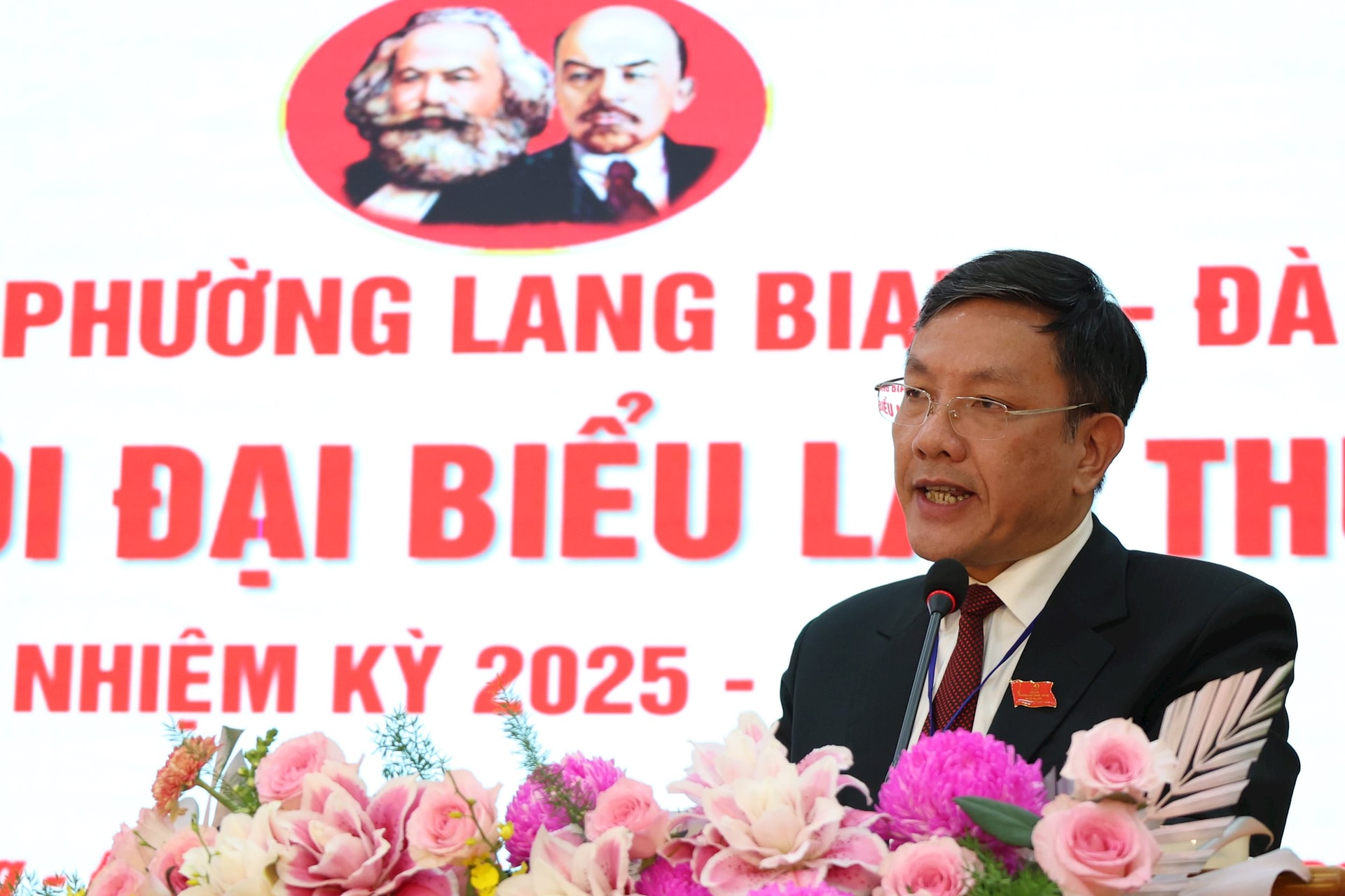 Đồng chí Bùi Thế - Phó Bí thư Đảng ủy, Chủ tịch UBND phường trình bày Báo cáo kiểm điểm vai trò lãnh đạo, chỉ đạo của Ban Chấp hành Đảng bộ, nhiệm kỳ 2020 - 2025