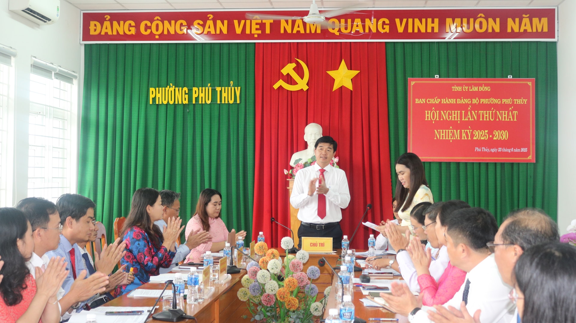 Đồng chí Phan Nguyễn Hoàng Tân, Bí thư Đảng ủy phường Phú Thủy chủ trì hội nghị lần thứ nhất Đảng bộ phường.