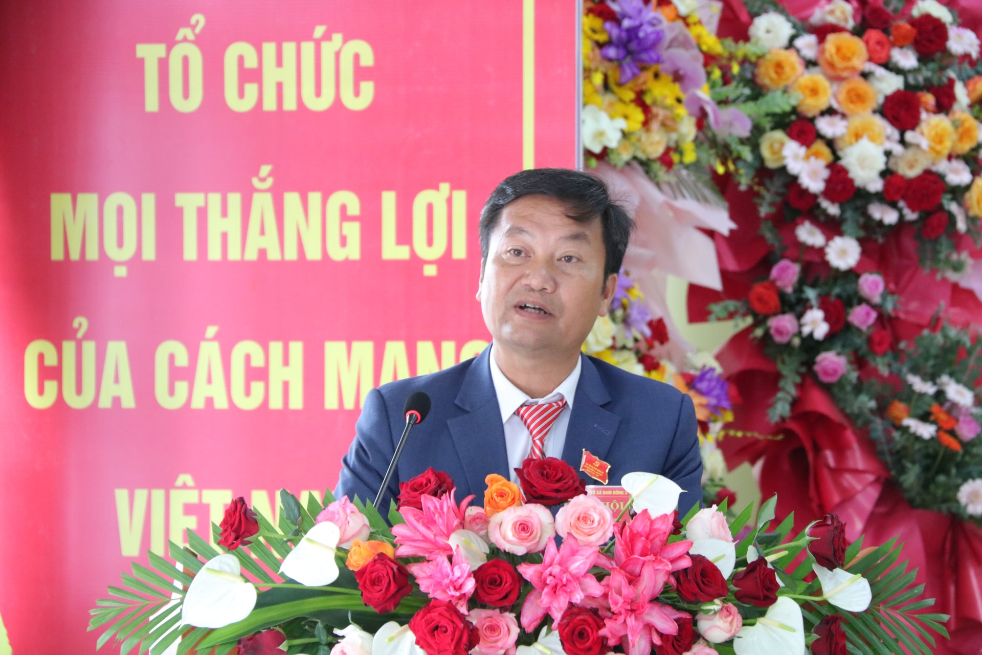 សមមិត្ត Tran Duc Bac អនុលេខាគណៈកម្មាធិការបក្ស ប្រធានគណៈកម្មាធិការប្រជាជនឃុំ Dam Rong ៣ បង្ហាញរបាយការណ៍បូកសរុបគណៈកម្មាធិការប្រតិបត្តិអាណត្តិ ២០២០-២០២៥។