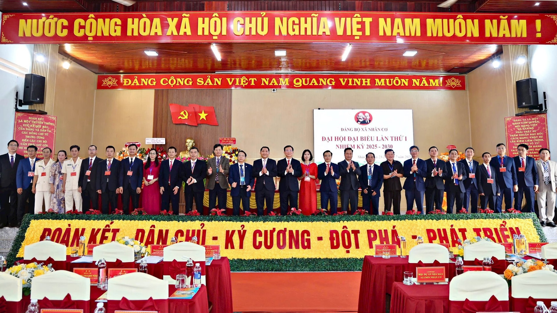Delegáti účastnící se sjezdu strany Nhan Co se na památku vyfotili s provinčními představiteli.