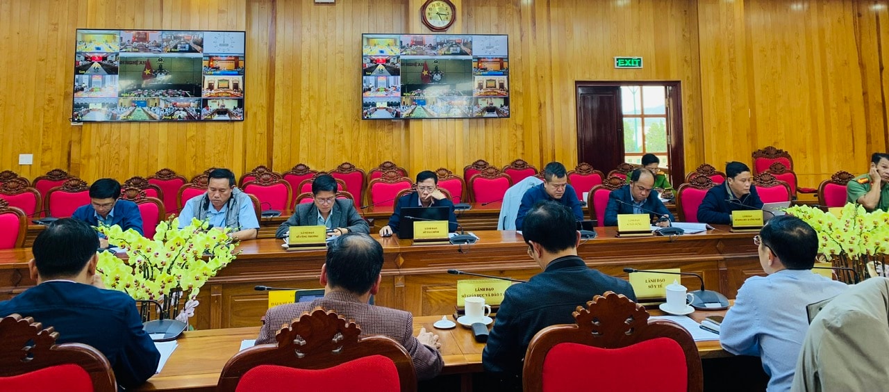 Lãnh đạo các sở ngành trong tỉnh tham dự phiên họp trực tuyến phòng, chống thiên tai tại điểm cầu Lâm Đồng