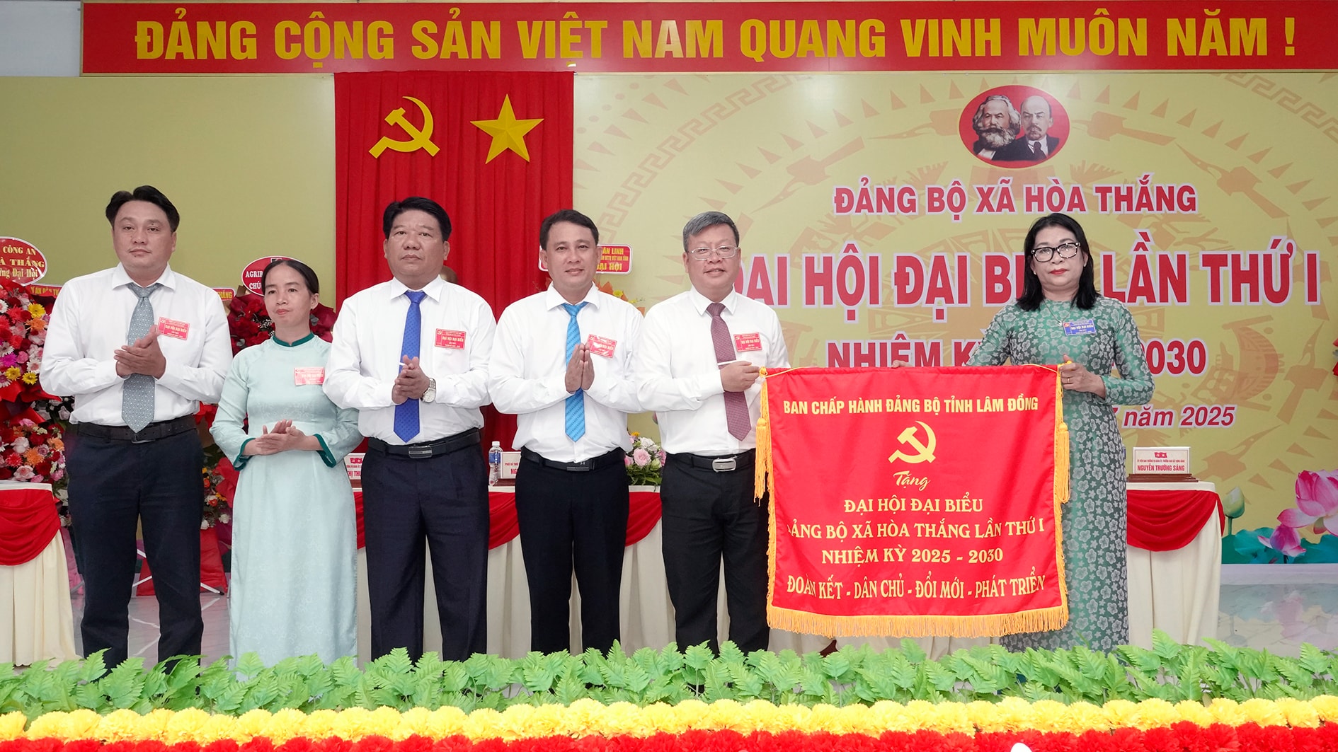 Thay mặt Đảngbộ tỉnh Lâm Đồng đồng chí Bố Thị Xuân Linh tặng bức trướng cho Đại hội