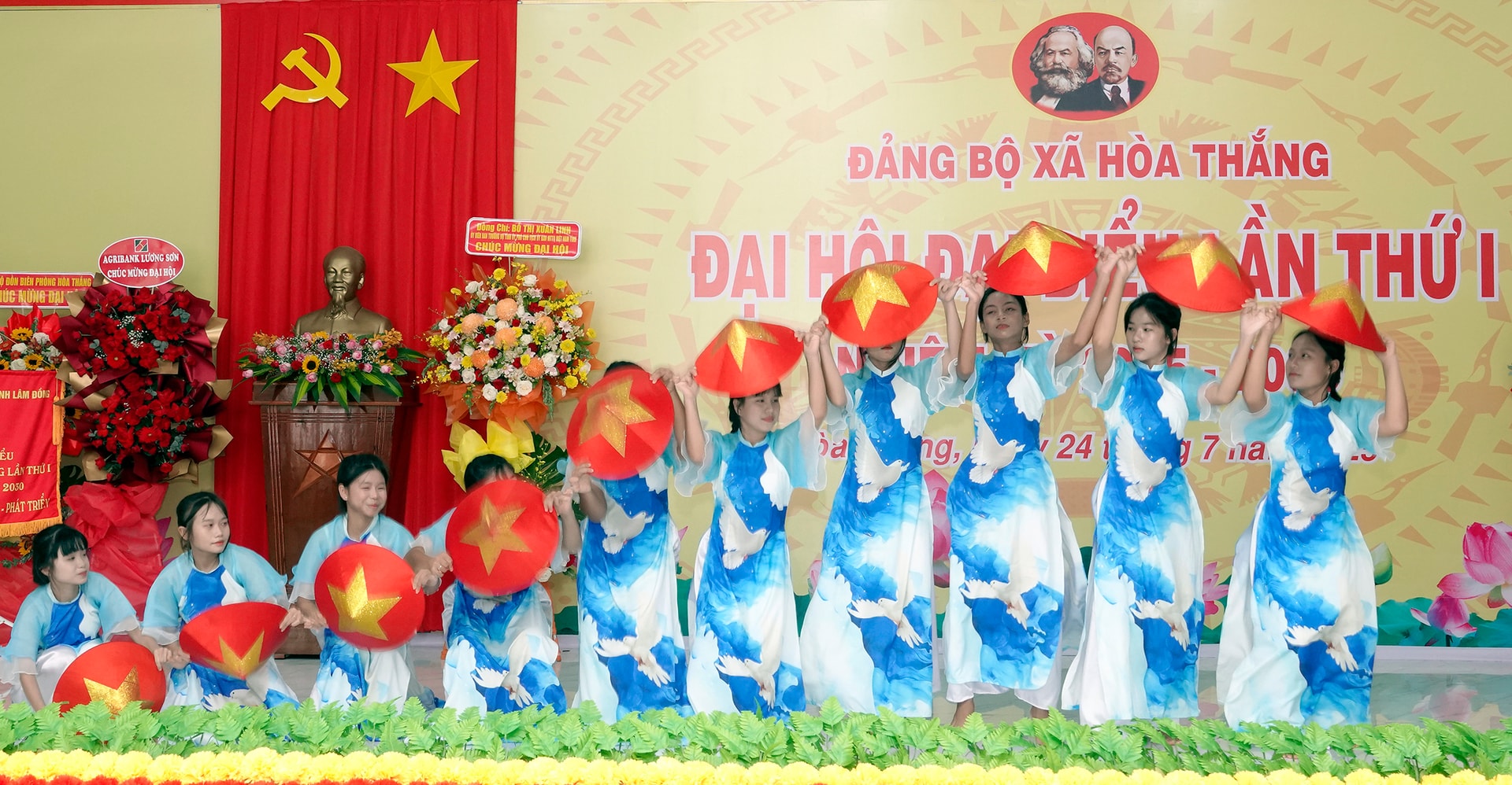 Văn nghệ chào mừng đại hội (ảnh N. Lân) (2)