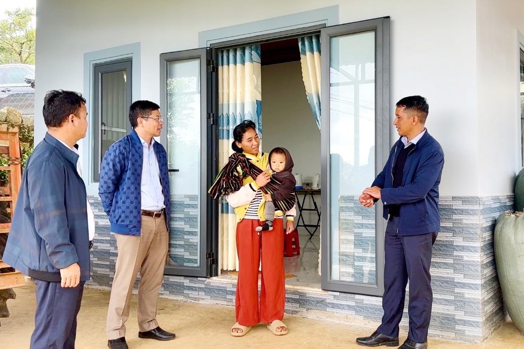 Chị Lơ Mu K’Den (45 tuổi), là một trong số hộ dân xã Lạc Dương có nhà mới trong năm 2025