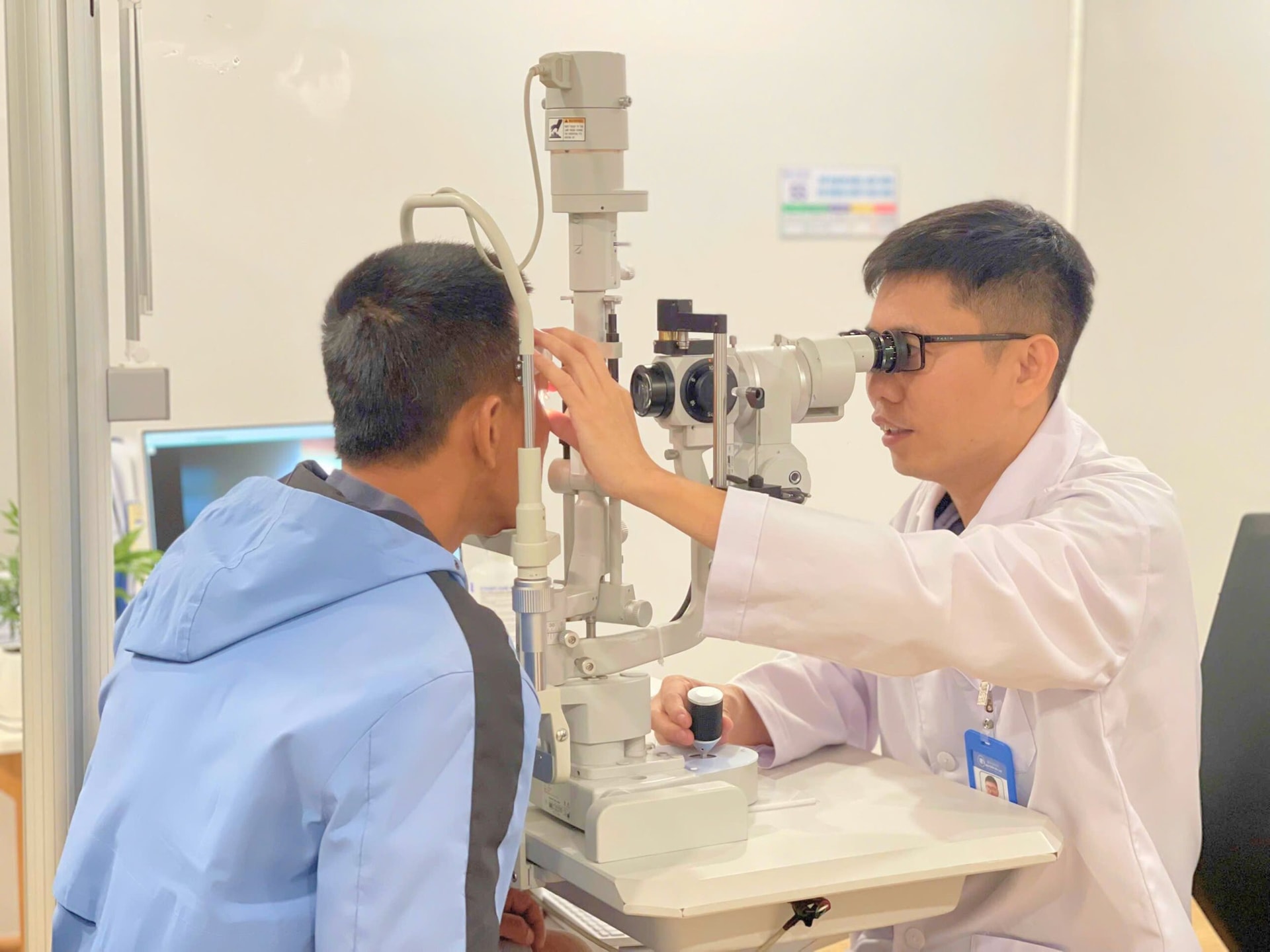 Bác kiền khám bệnh