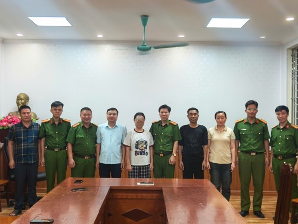 Lực lượng Công an tìm thấy cháu P (đứng giữa) đưa về nhà an toàn.