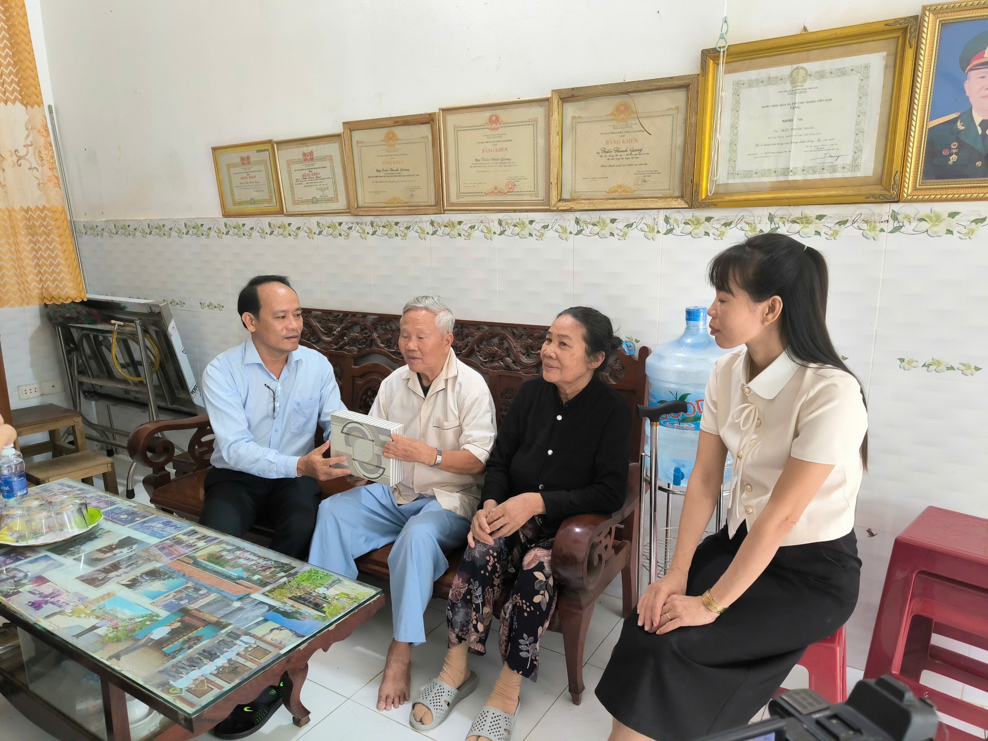 Cát Tiên tặng quà