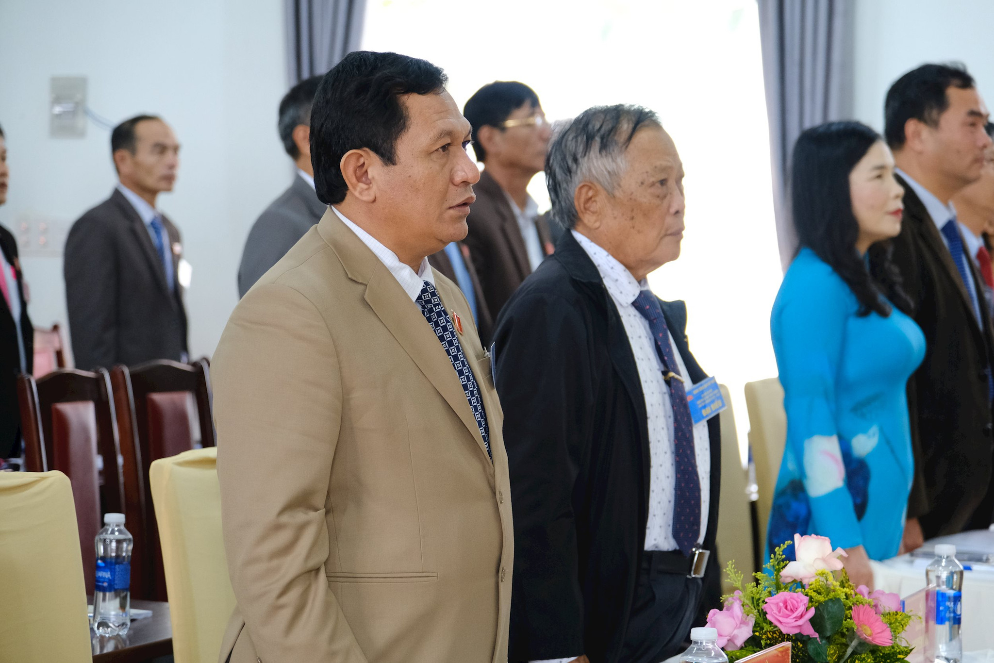 Đồng chí K’Mák cùng đại biểu thực hiện nghi thức chào cờ trang nghiêm, mở đầu Đại hội