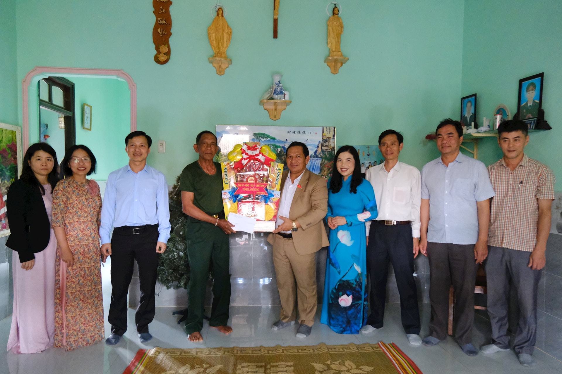 គណៈប្រតិភូខេត្តបានប្រគល់អំណោយថ្លែងអំណរគុណដល់យុទ្ធជនពិការក្នុងសម័យសង្គ្រាមនៅ K'Rung ក្នុងឱកាសខួបលើកទី ៧៨ នៃទិវាយុទ្ធជនពិការ និង ទុក្ករបុគ្គល។