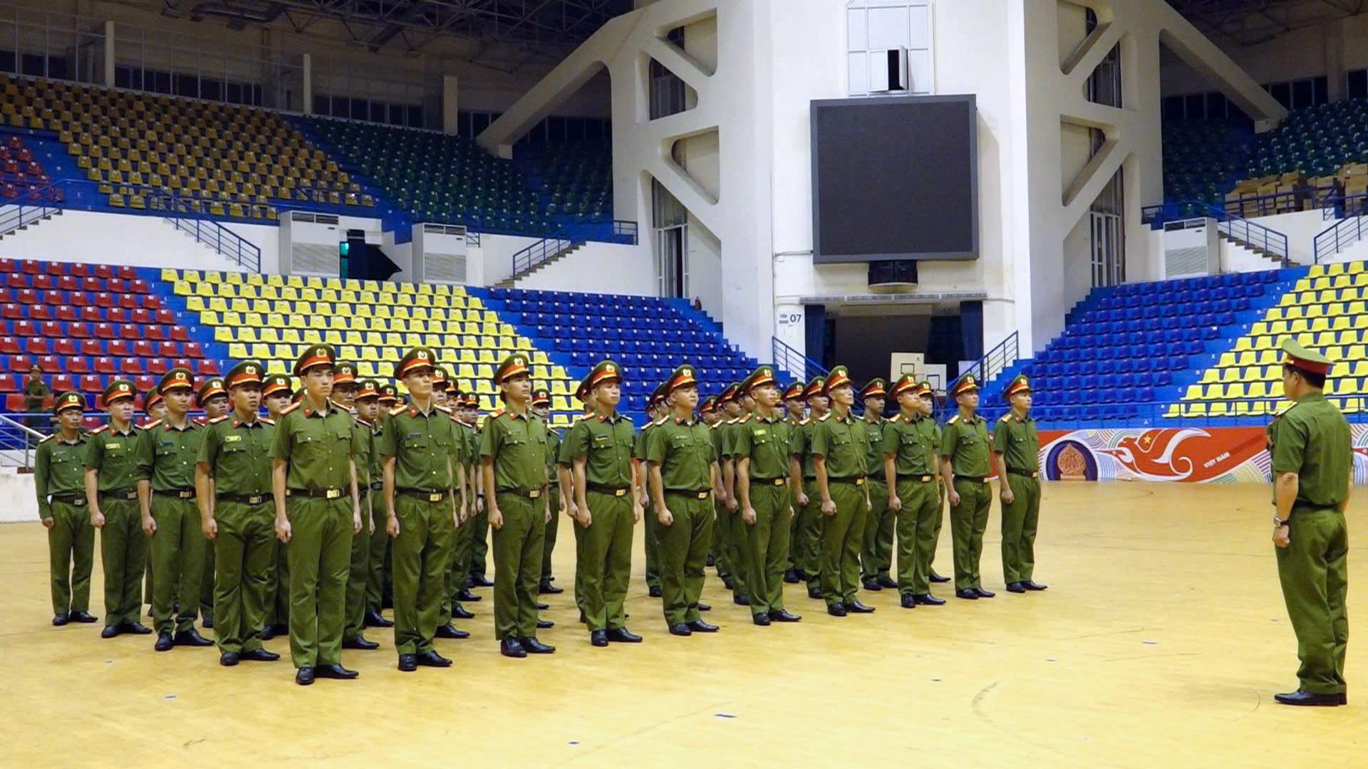 doi-tuyen-cong-an-tinh-tiep-can-san-khau-thi-dau-tai-cung-the-thao-quan-ngua-ha-noi.jpg