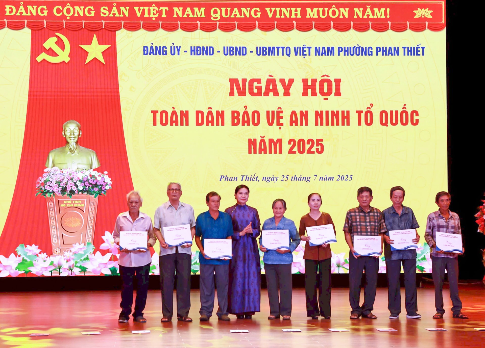 Soudruh Ha Thi Nga dává dárky jednotlivcům