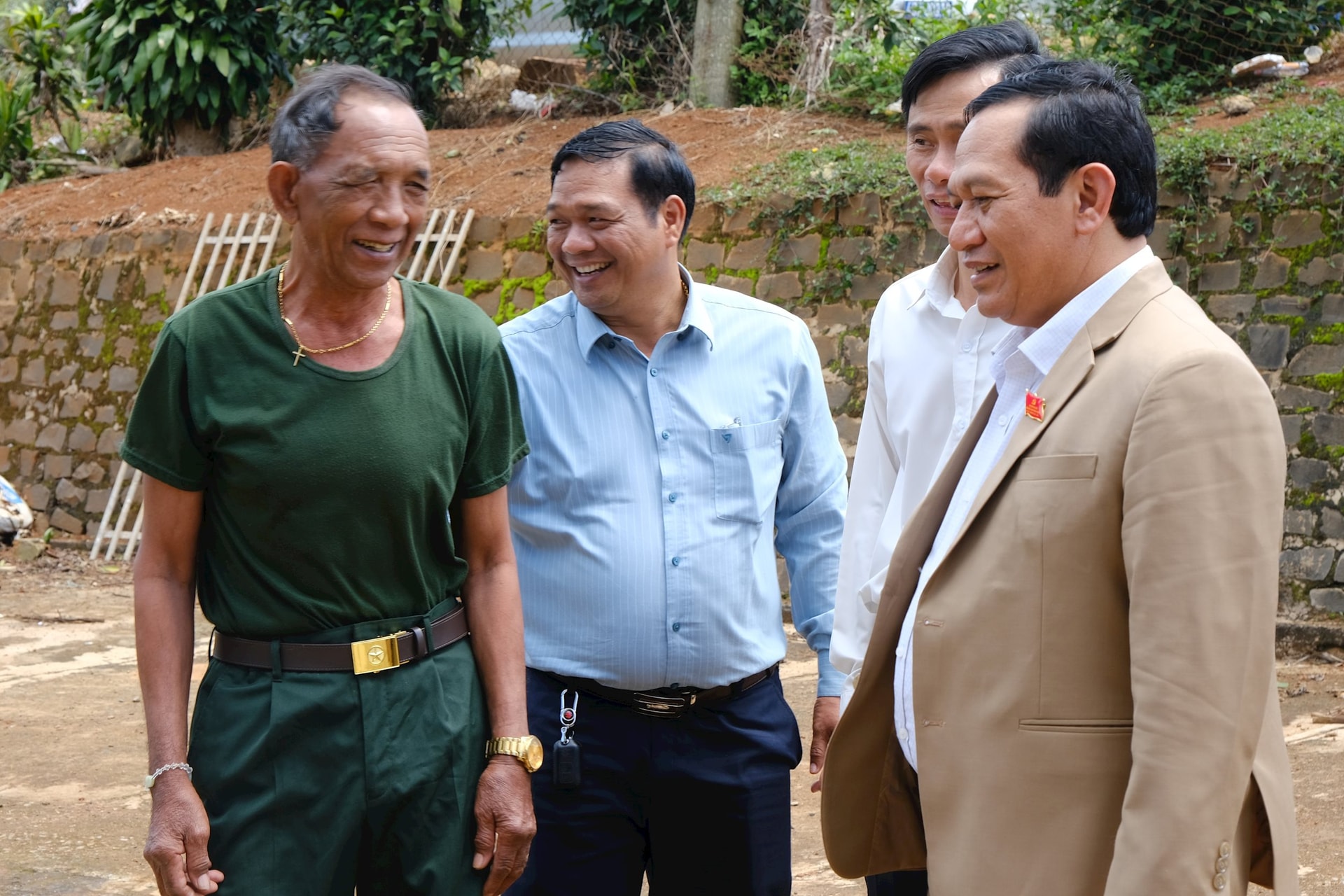 សមមិត្ត K'Mak និងថ្នាក់ដឹកនាំមូលដ្ឋានបានចុះសួរសុខទុក្ខ និងលើកទឹកចិត្តលោក K'Rung នៅគេហដ្ឋានរបស់លោក។