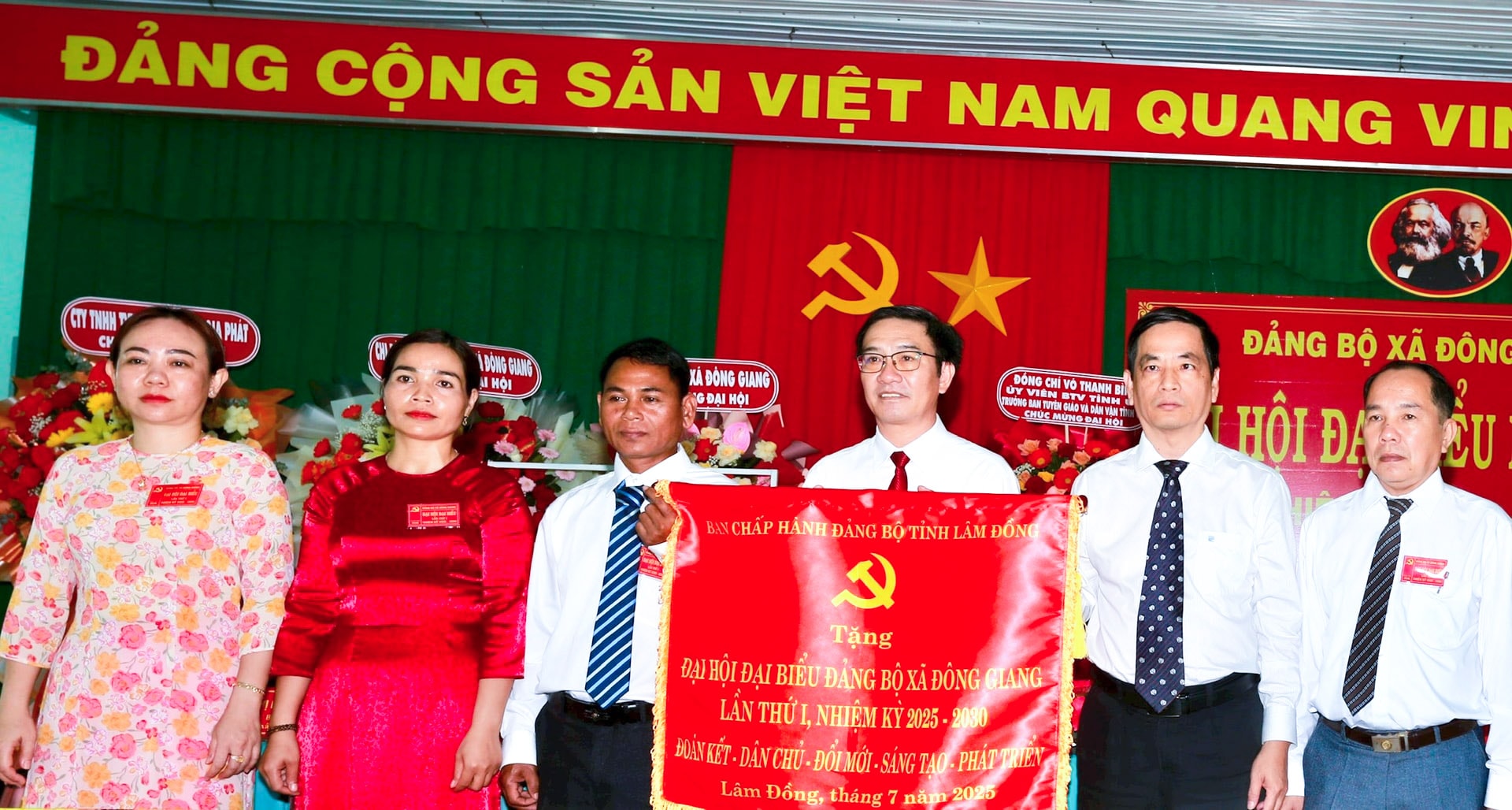 Soudruh Vo Thanh Binh významně přispěl k činnosti kongresu, podpořil hnutí soudruhů, sjednotil demokracii a podpořil inovativní inovace pro rozvoj.