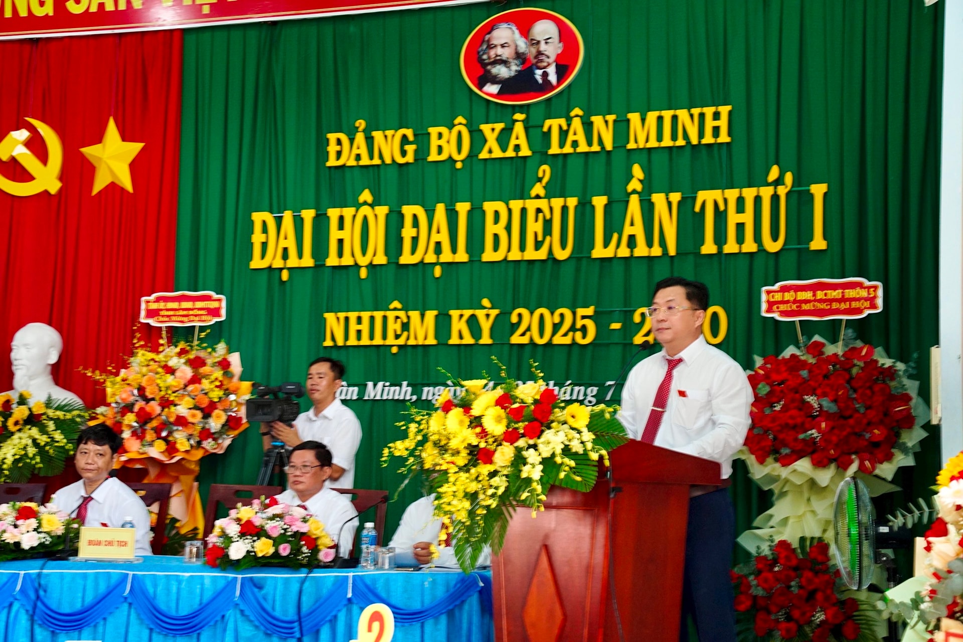 Genosse Ha Le Thanh Chung, Sekretär des Parteikomitees der Gemeinde Tan Minh, hielt die Eröffnungsrede des Kongresses: Hauptziel des Kongresses: „Förderung des Aufbaus einer sauberen und starken Partei und eines starken politischen Systems; Perfektionierung der Organisation eines schlanken, effizienten und effektiven Apparats; Mobilisierung maximaler Ressourcen, Innovation und Schaffung sozioökonomischer Entwicklung, Aufrechterhaltung der nationalen Verteidigung und Sicherheit; Förderung des großen nationalen Einheitsblocks; Bestreben, die Gemeinde Tan Minh nachhaltig zu entwickeln“.