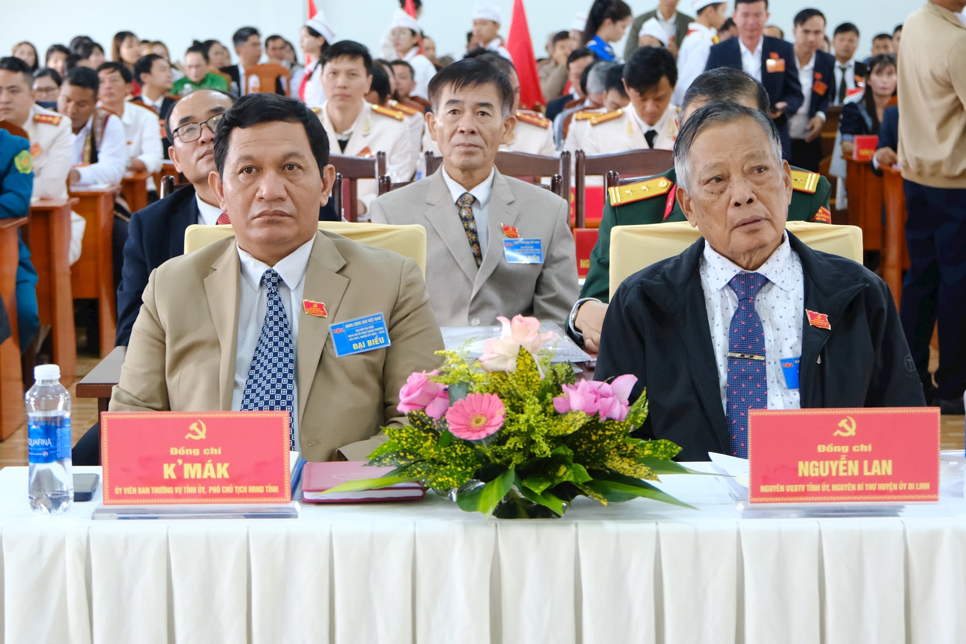 ១- សមមិត្ត កឹម សមាជិកគណៈកម្មាធិការអចិន្ត្រៃយ៍បក្សខេត្ត អនុប្រធានក្រុមប្រឹក្សាប្រជាជនខេត្ត បានចូលរួម និងដឹកនាំអង្គសន្និបាត។