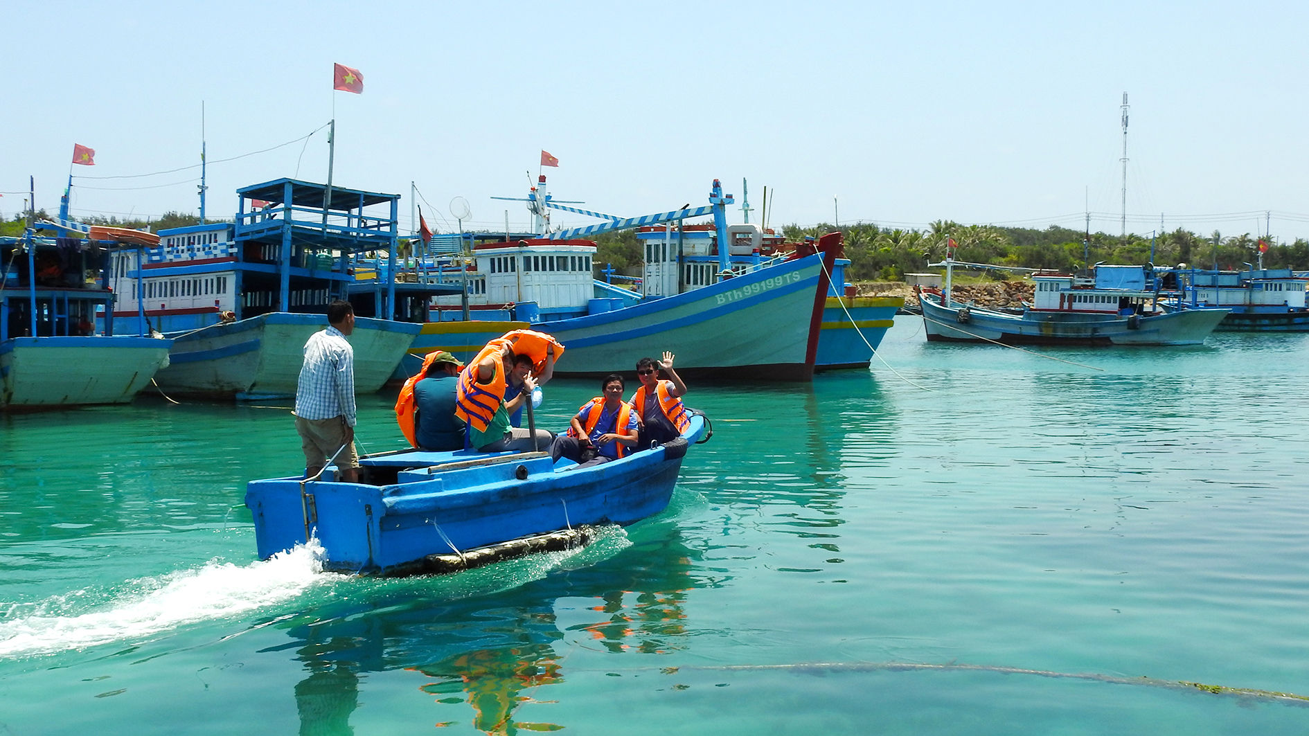 Du khách tham quan và thưởng thức hải sản khu vực nuôi thủy sản lồng bè ở Phú Quý (ảnh tư liệu - NL) (1)