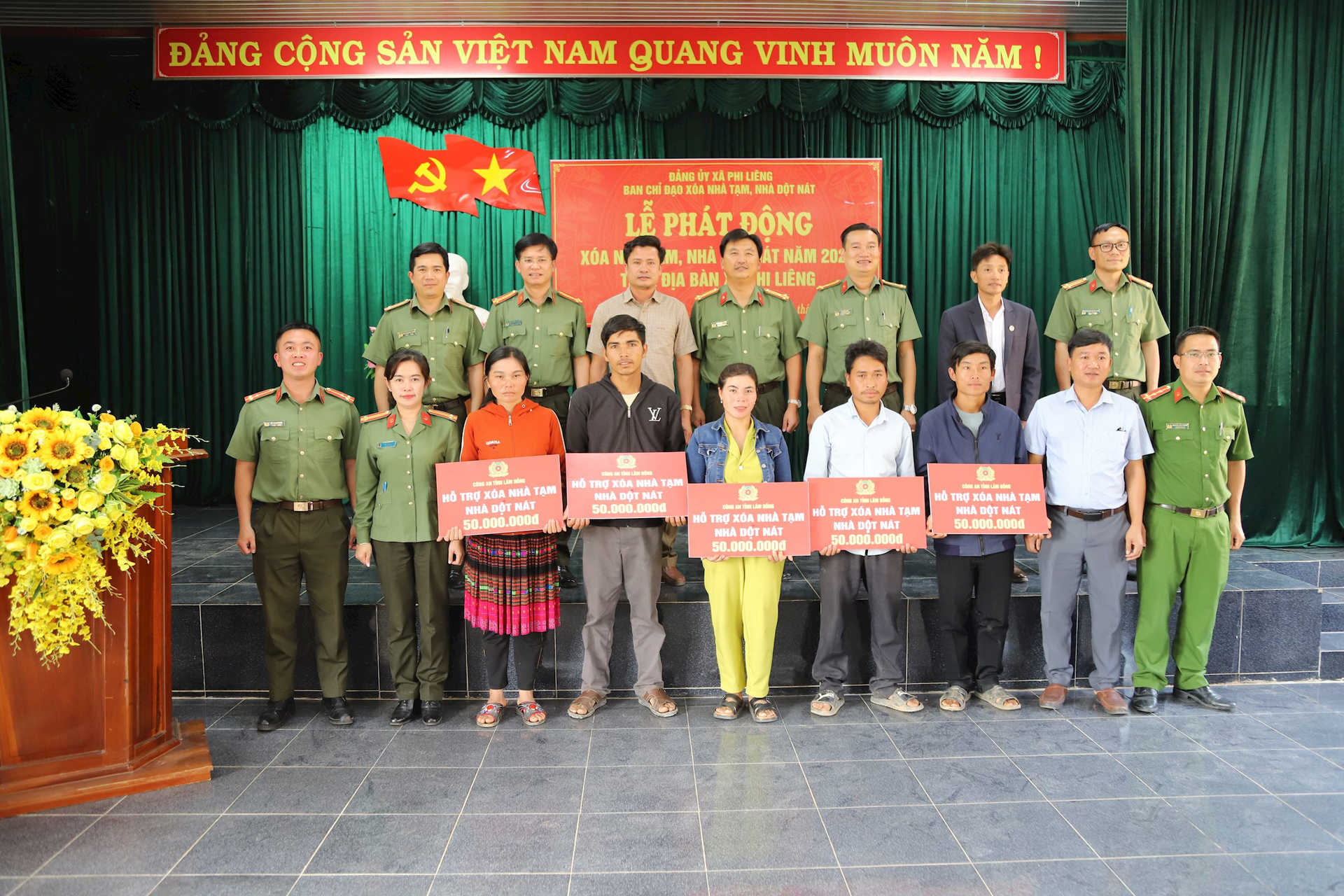 Công an tỉnh Lâm Đồng trao tiền hỗ trợ xây nhà cho các hộ dân gặp khó khăn về nhà ở