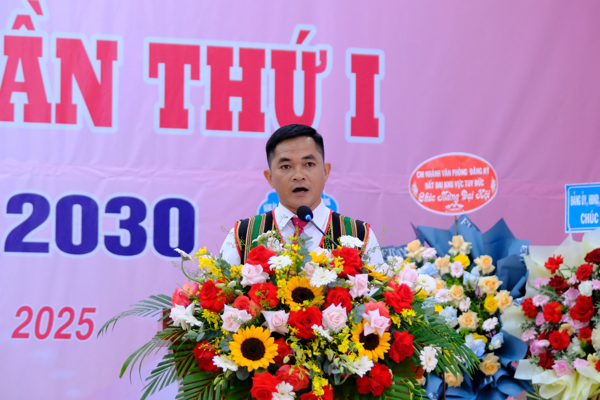 Phó Bí thư Thường trực Đảng uỷ xã Tuy Đức Điểu Hùng trình bày Báo cáo kiểm điểm công tác lãnh đạo, chỉ đạo của Ban Chấp hành Đảng bộ xã Tuy Đức, nhiệm kỳ 2020-2025