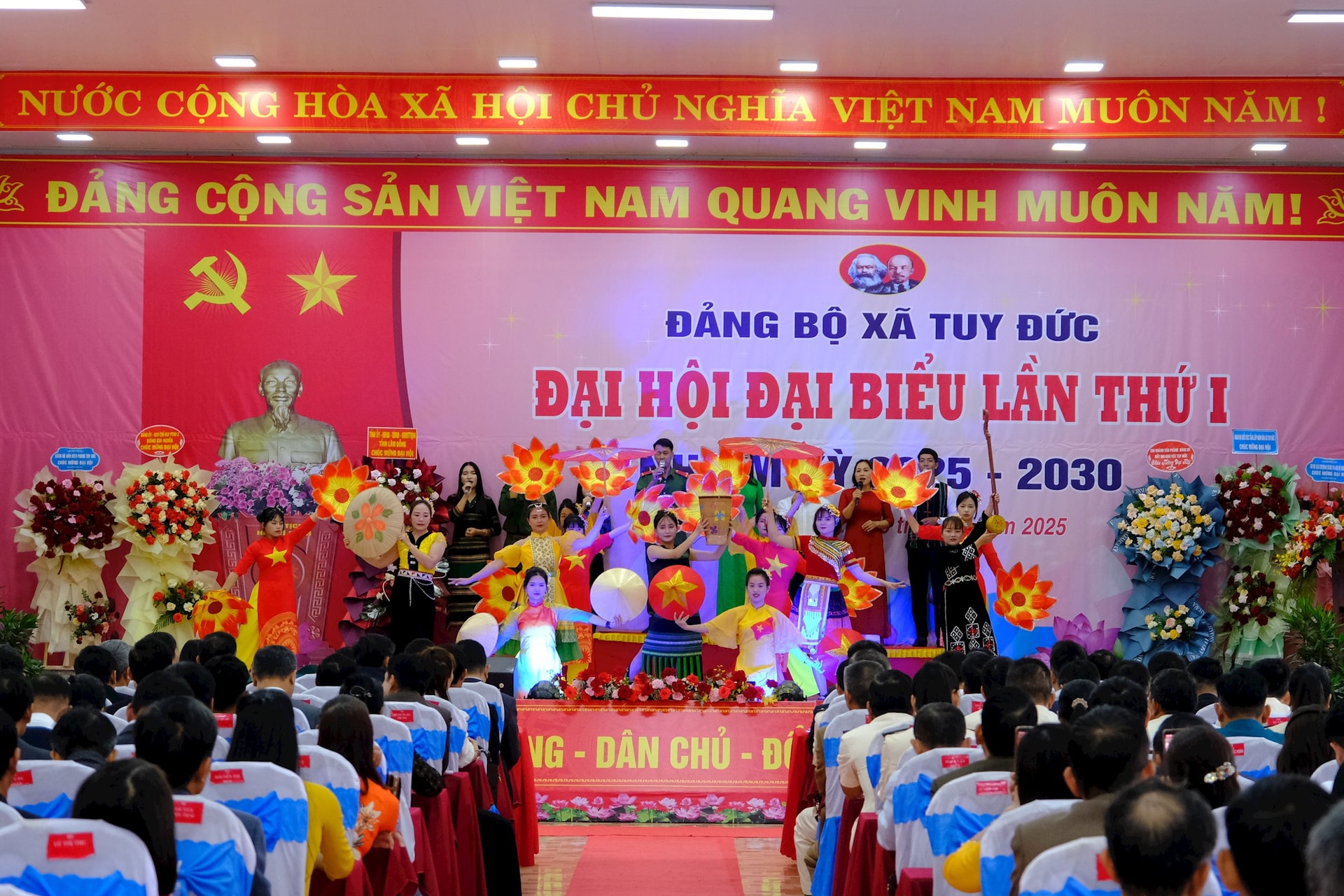 Văn nghệ chào mừng Đại hội được biểu diễn bởi các tầng lớp Nhân dân xã Tuy Đức, thể hiện tinh thần đoàn kết và niềm tin hướng về sự kiện trọng đại của địa phương