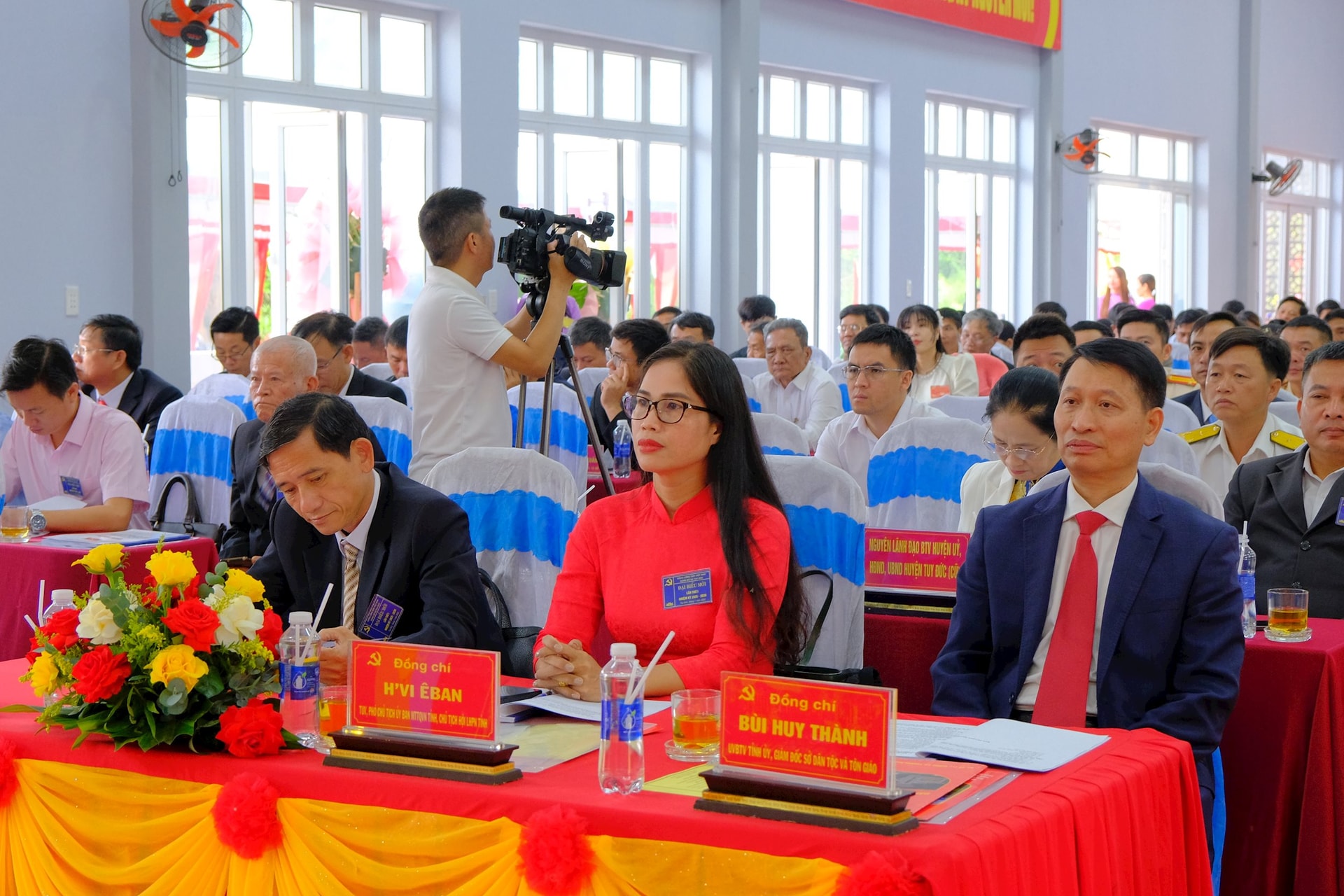 Đồng chí Bùi Huy Thành, UVBTV Tỉnh ủy, Giám đốc Sở Dân tộc và Tôn giáo; H'Vi Êban, TUV, Phó Chủ tịch UBMTTQVN tỉnh, CHủ tịch Hội LHPN tỉnh dự Đại hội