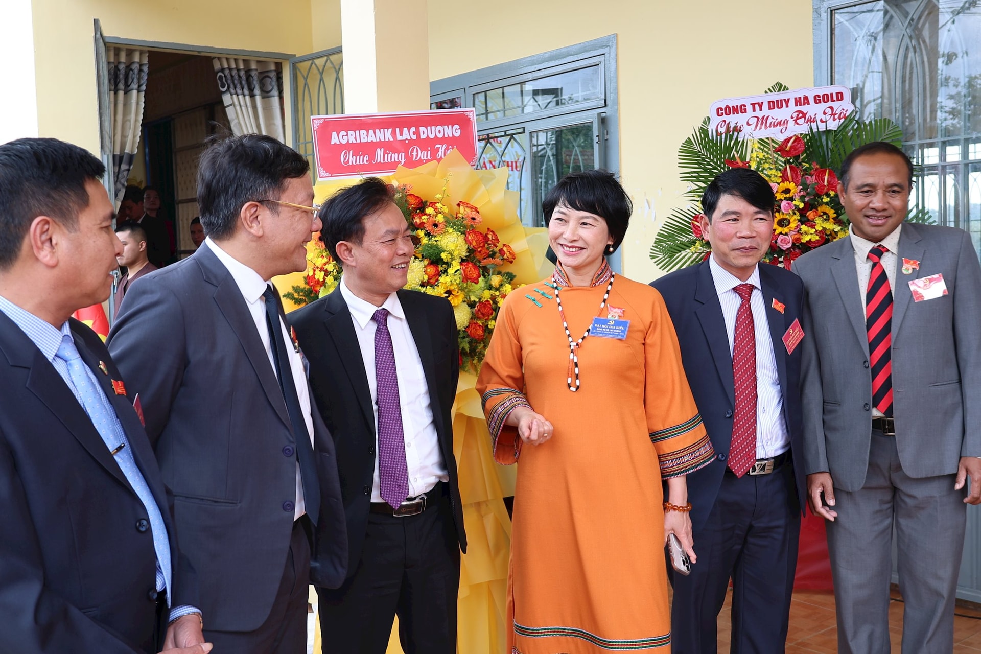 Comrade Pham Thi Phuc - Deputy Secretary of the Provincial Party Committee, Chairman of the Provincial Vietnam Fatherland Front Committee talked with leaders of Lac Duong commune and delegates