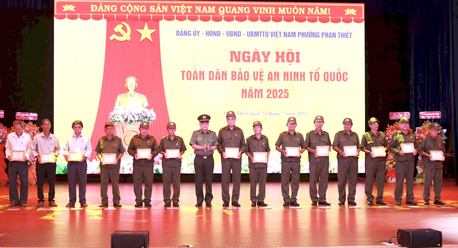 Vedoucí provinční policie uděluje záslužné certifikáty televizním pořadům v hnutí (1).jpg