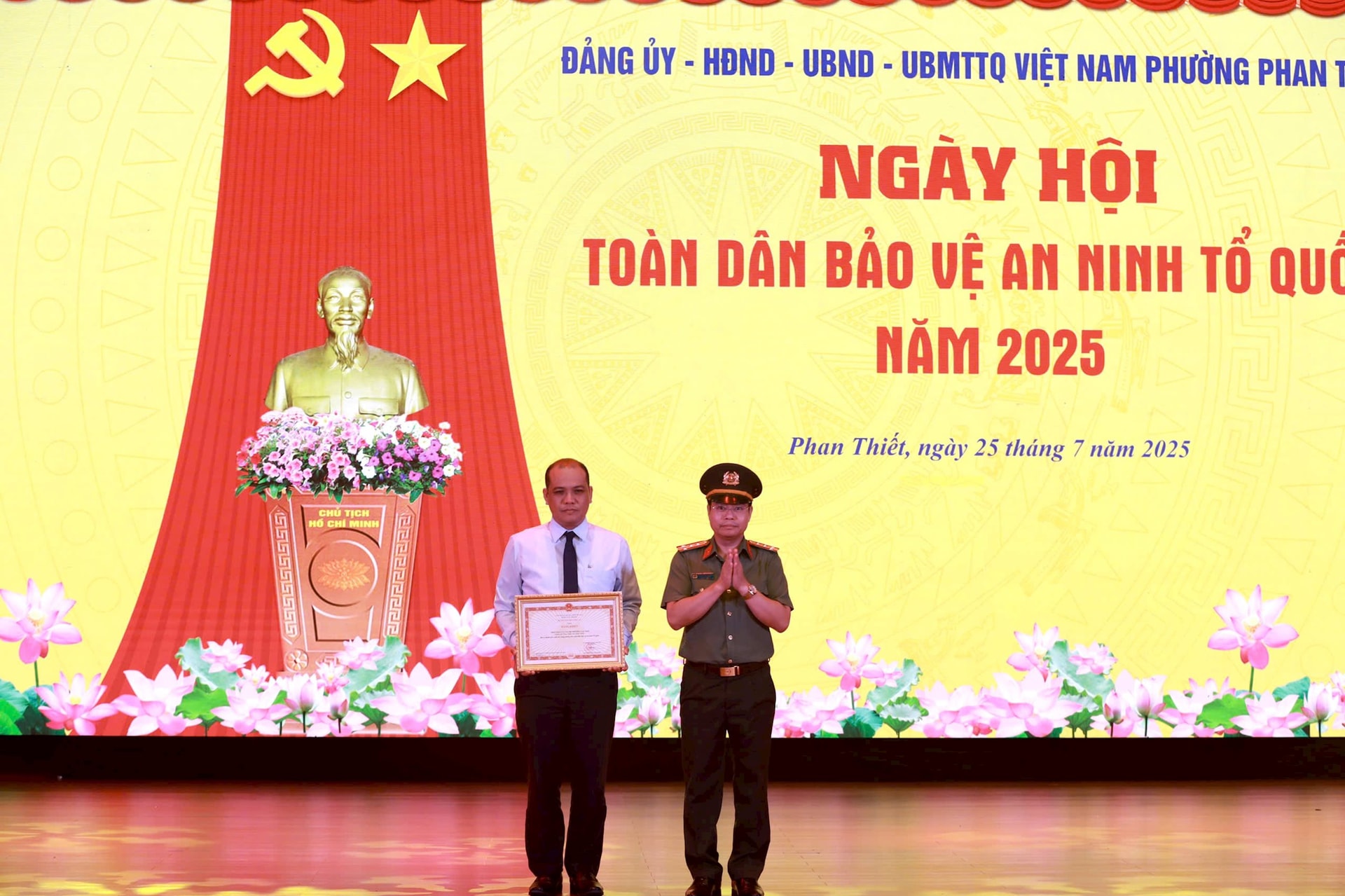 Lãnh đạo Cục V05 tặng quà UBND phường Phan Thiết