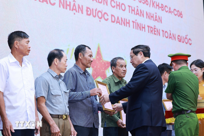 Thủ tướng Phạm Minh Chính trao thông báo kết quả giám định ADN hài cốt liệt sỹ cho đại diện gia đình liệt sỹ. (Ảnh: Dương Giang/TTXVN) ttxvn-thu-tuong3.jpg
