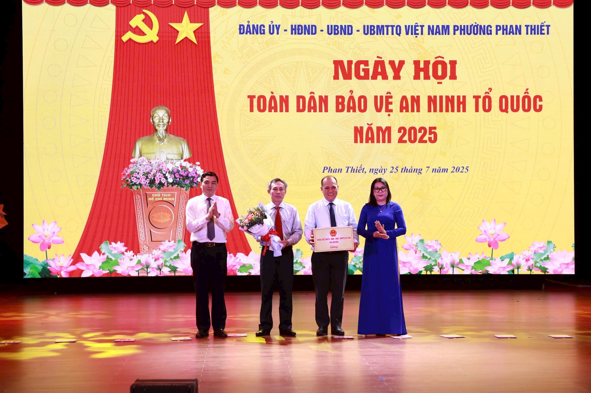 Phó Chủ tịch Ủy ban MTTQ Việt Nam tỉnh Bố Thị Xuân Linh tặng quà Đảng ủy, UBND phường Phan Thiết