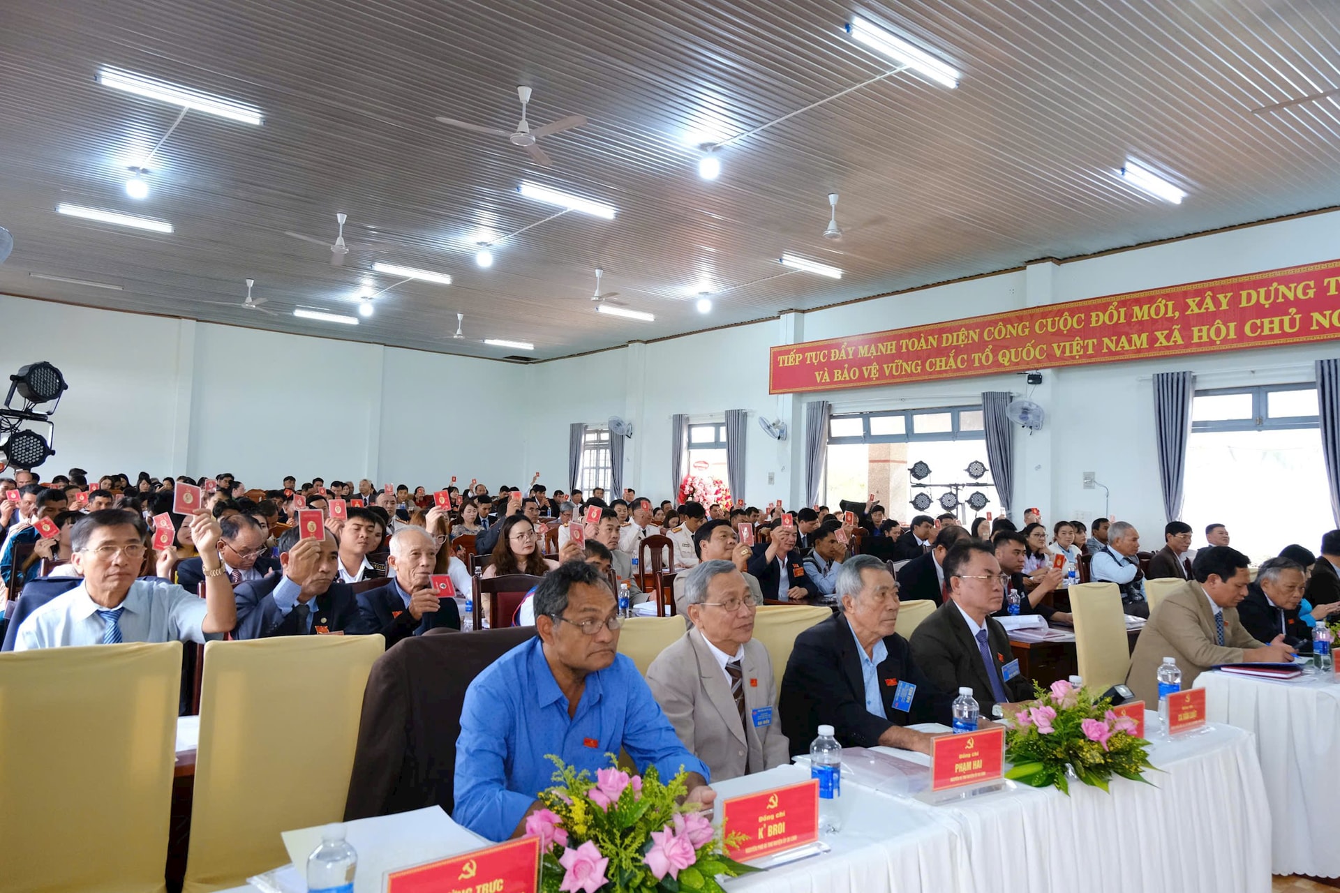 សមាជបានបោះឆ្នោតអនុម័តខ្លឹមសារសំខាន់ៗ។