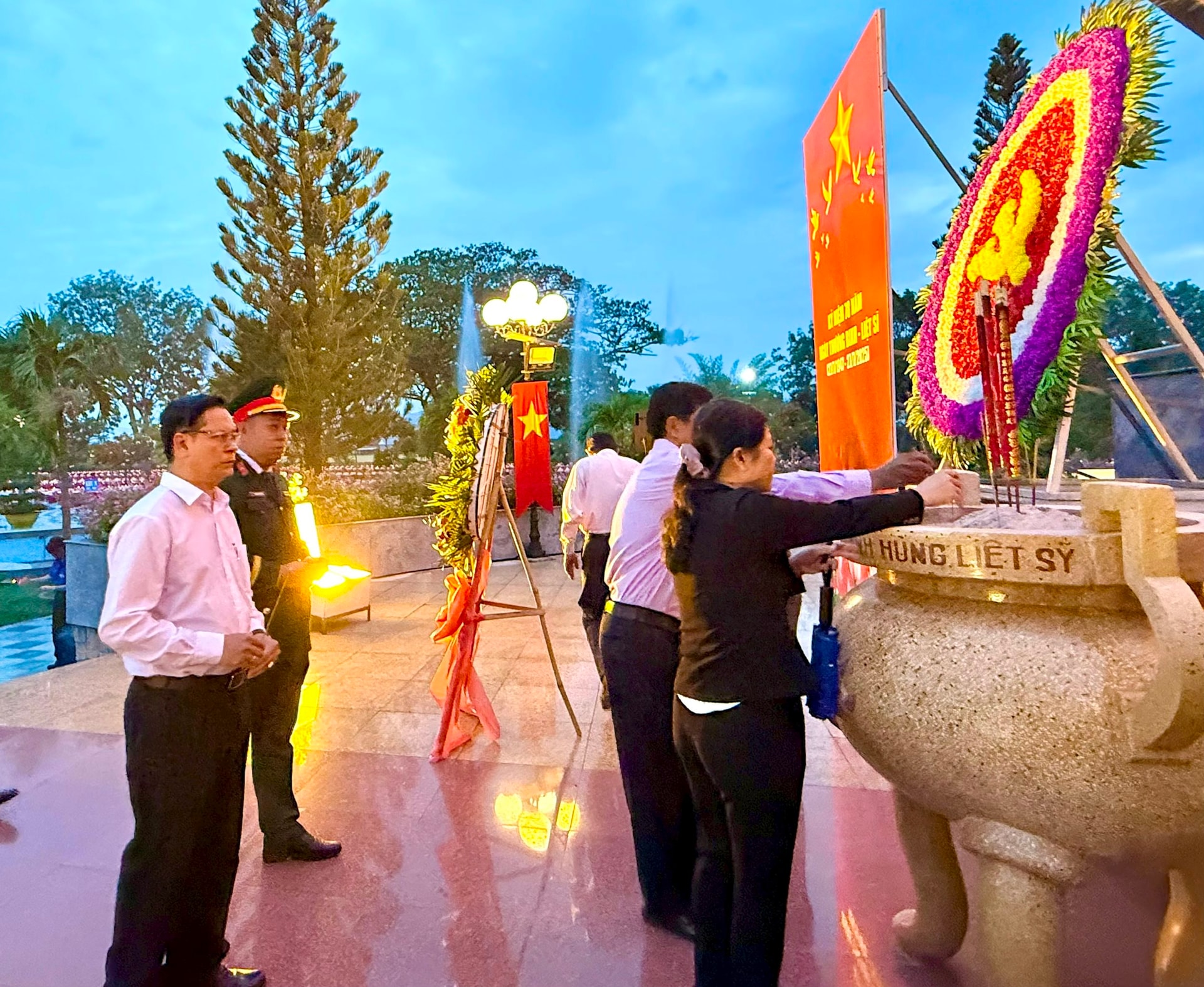 Các đại biểu thắp hương tưởng nhớ các anh hùng liệt sĩ tại Nghĩa trang Liệt sĩ Bình Thuận