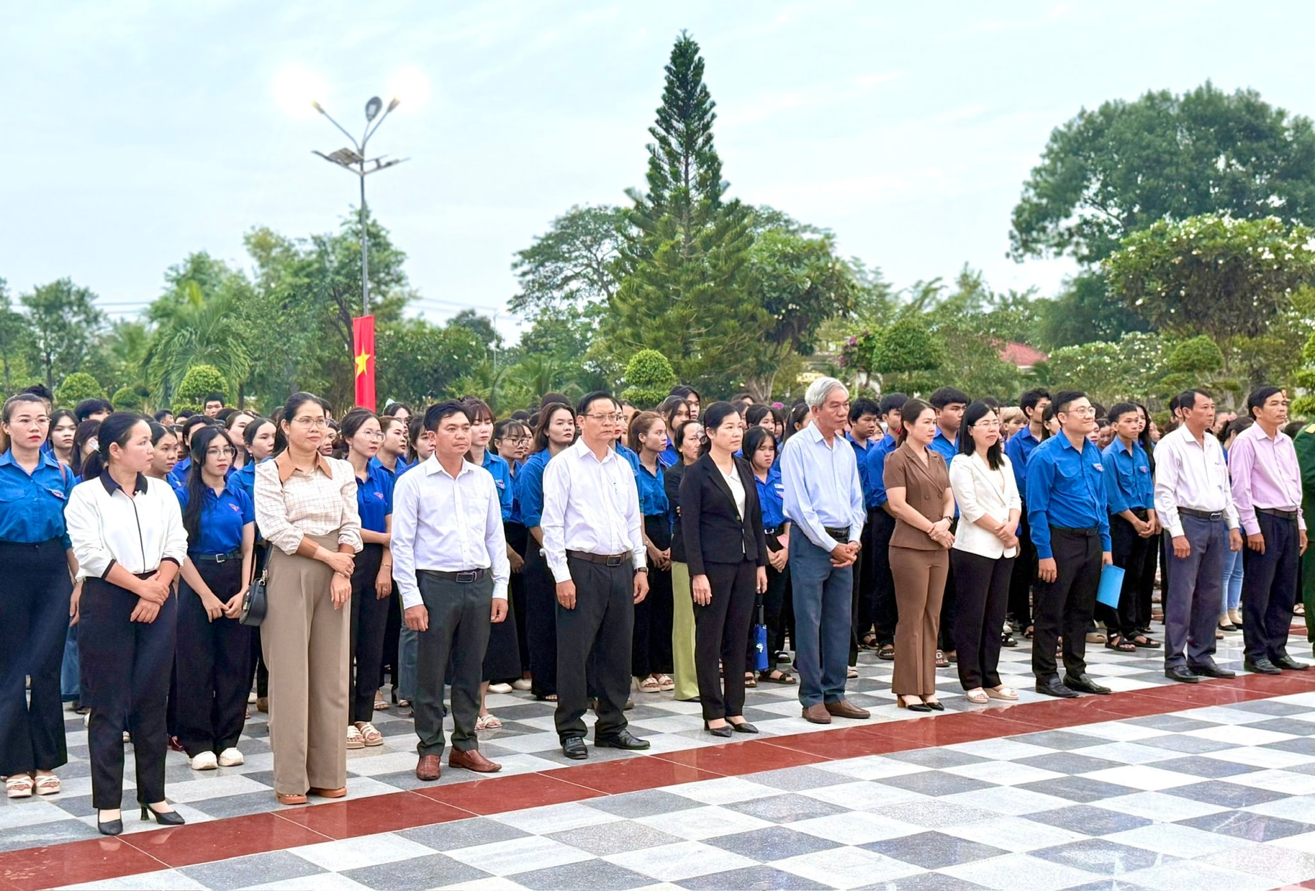 Các đại biểu và đoàn viên, thanh niên tham dự Lễ Thắp nến tri ân các anh hùng liệt sĩ tại Nghĩa trang Liệt sĩ Bình Thuận