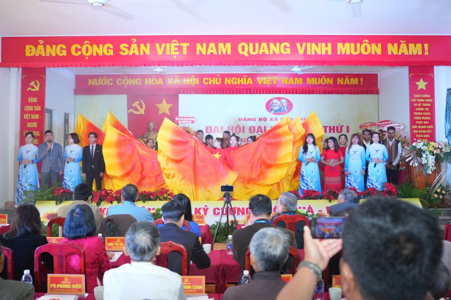 Singing and dancing performances contributed to the exciting atmosphere at the Congress.
