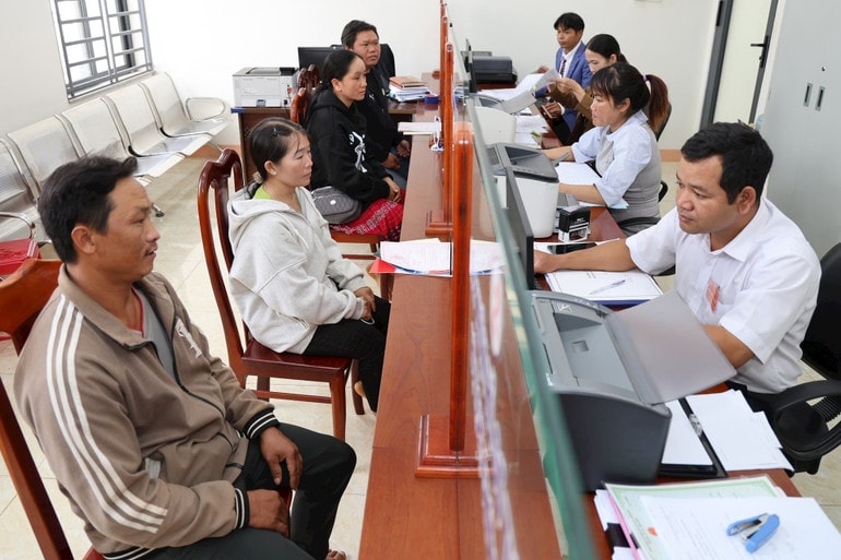 Cán bộ công chức Trung tâm Phục vụ hành chính công xã Tà Đùng giải quyết thủ tục hành chính cho người dân tại địa bàn. quang-khrr.jpg
