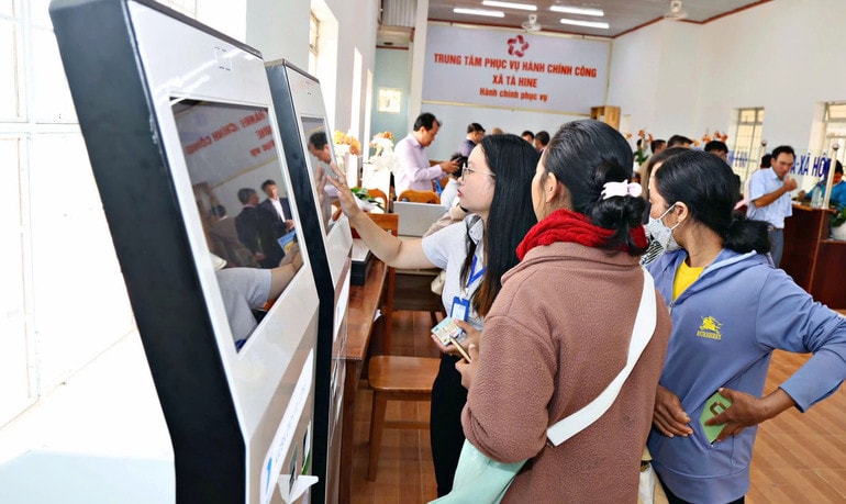 Người dân xã Tà Hine được cán bộ hướng dẫn lấy số thứ tự đúng lĩnh vực cần thực hiện làm thủ tục hành chính. 27ce02637512fc4ca503.jpg