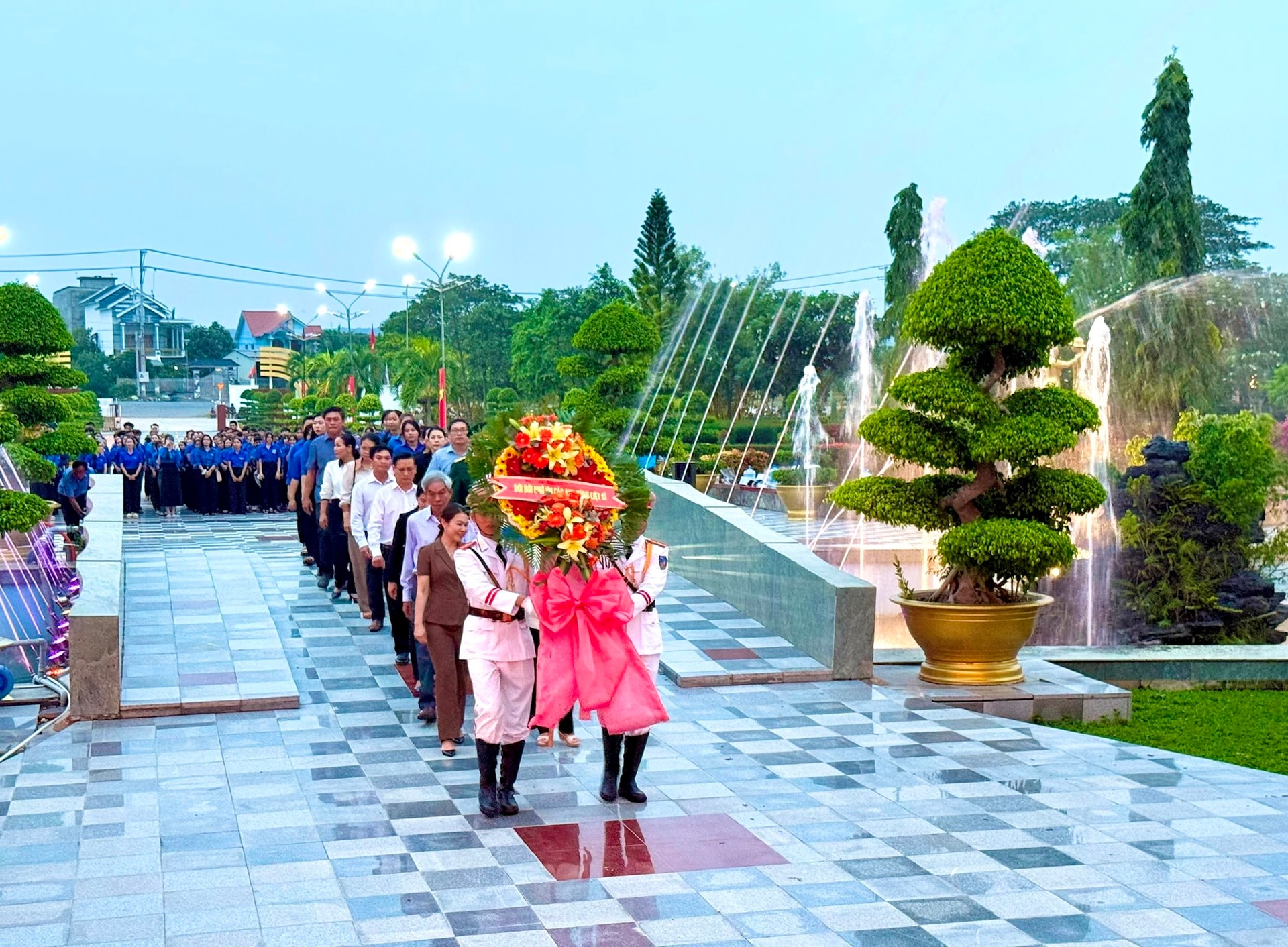 Đại diện lãnh đạo các sở, ban, ngành cùng lãnh đạo địa phương dâng hoa tưởng niệm các anh hùng liệt sĩ tại Nghĩa trang Liệt sĩ Bình Thuận