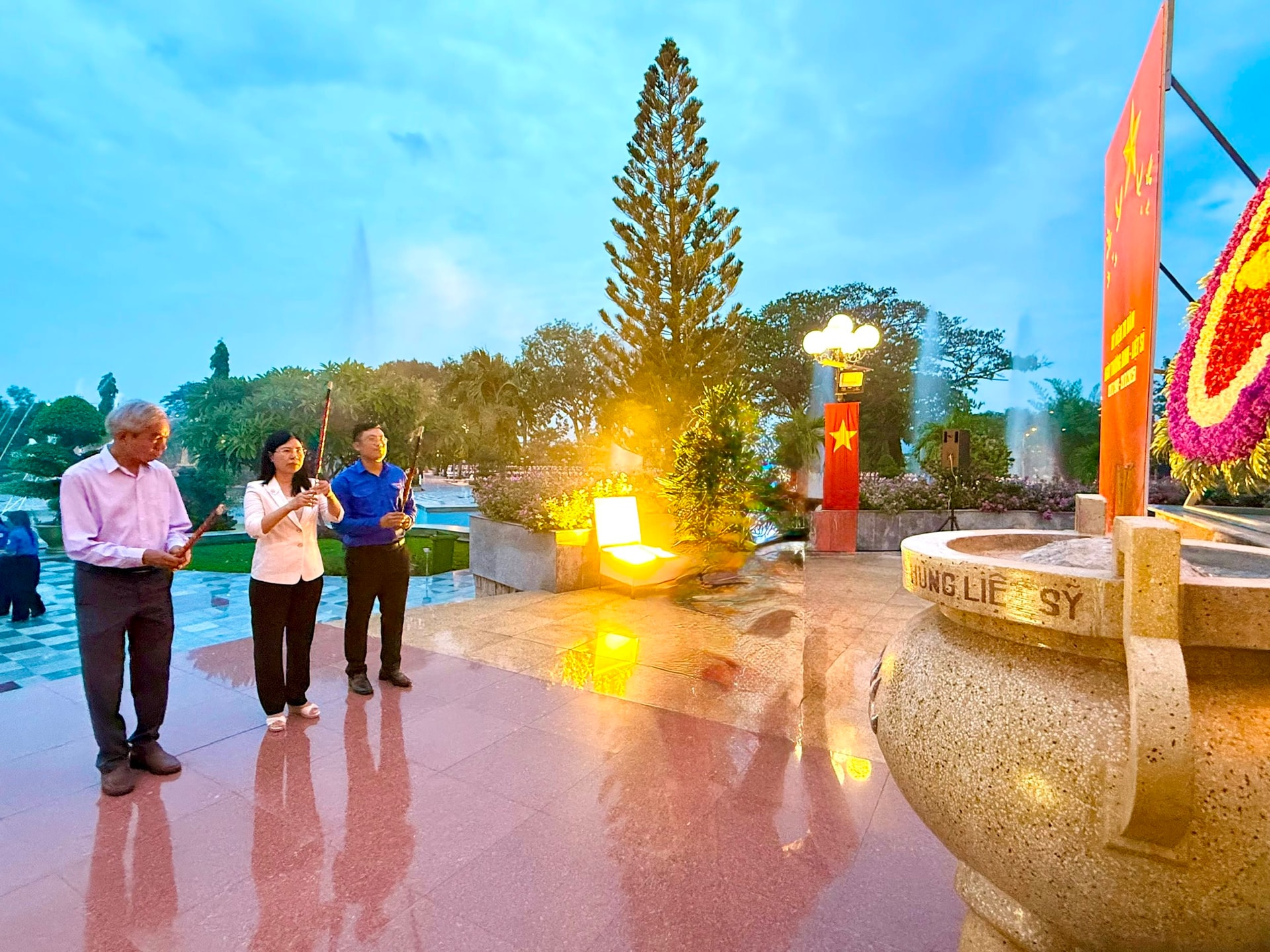 Đại diện lãnh đạo các sở, ban, ngành thắp hương tưởng nhớ các anh hùng liệt sĩ tại Nghĩa trang lLiệt sĩ Bình Thuận