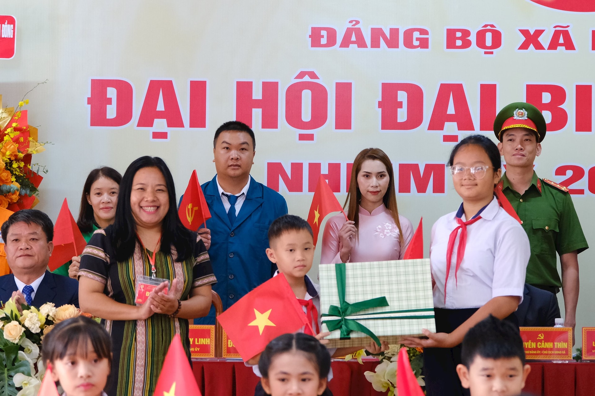 The Presidium presented gifts to the delegation of people from all walks of life and children.