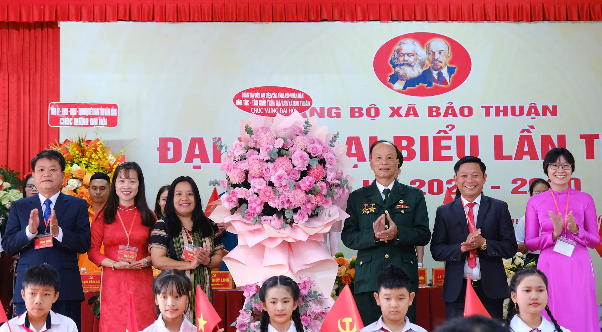doan-dai-bieu-cac-tang-lop-nhan-dan-tang-hoa-chuc-mung-dai-hoi-dang-bo-xa-bao-thuan-lan-thu-i(1).jpg