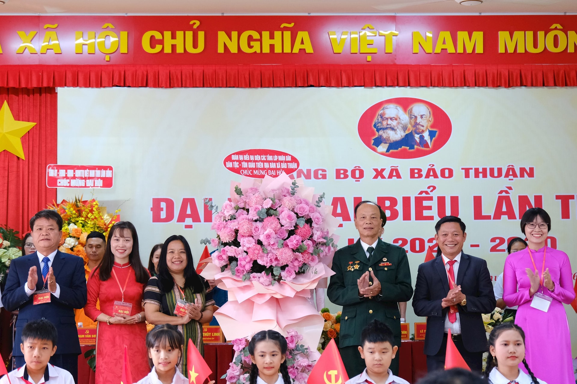 Delegation of people from all walks of life presented flowers to congratulate the 1st Bao Thuan Commune Party Congress
