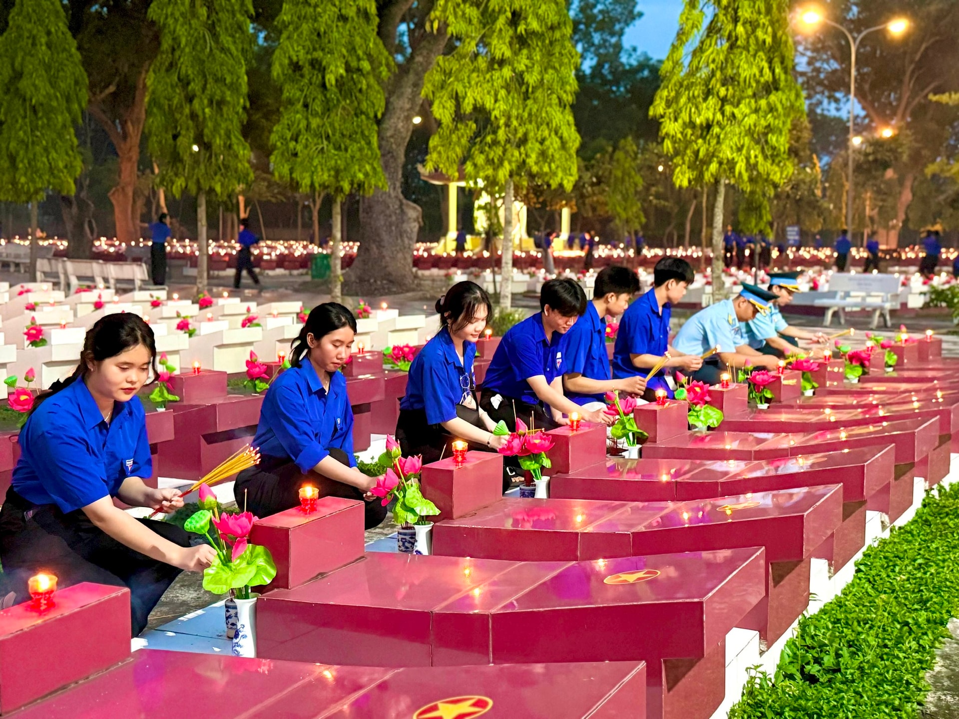 Đoàn viên thanh niên thắp nến tri ân tại các mộ liệt sĩ