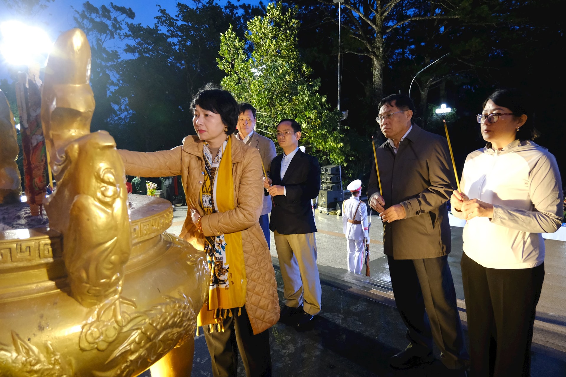 Đồng chí Phạm Thị Phúc cùng đại biểu dâng hoa, dâng hương tại Đài tưởng niệm liệt sĩ