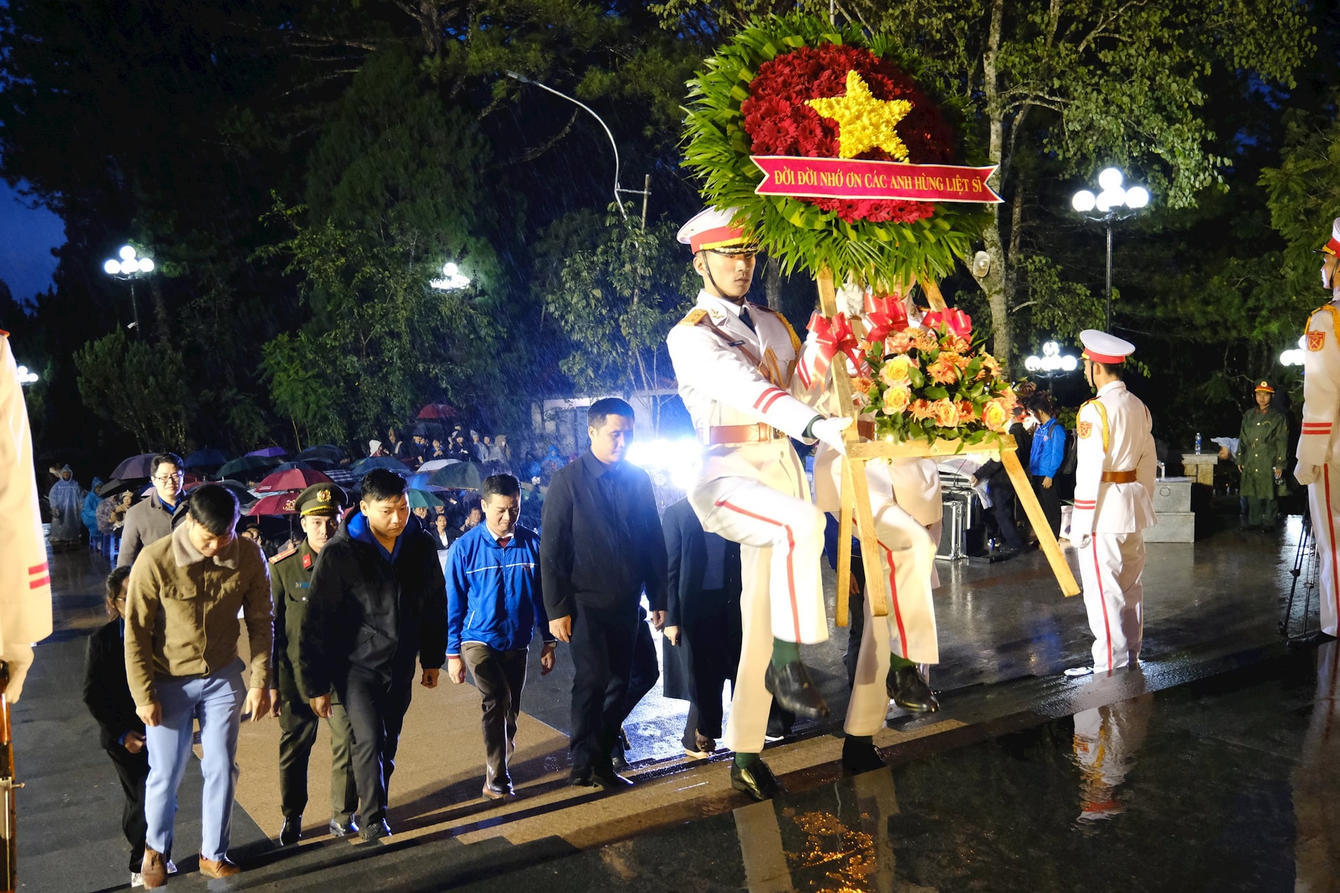 Tuổi trẻ Lâm Đồng thắp hương tri ân các thế hệ đã hy sinh vì Tổ quốc