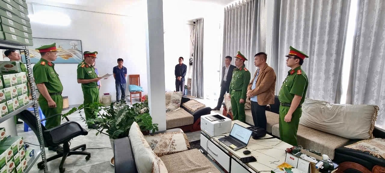Cơ quan cảnh sát điều tra đọc các quyết định khởi tố hai bị can phạm tội “Lừa đảo chiếm đoạt tài sản” tại Công ty TNHH Nam Ban Silk (trụ sở đóng tại xã Nam Ban Lâm Hà, tỉnh Lâm Đồng)