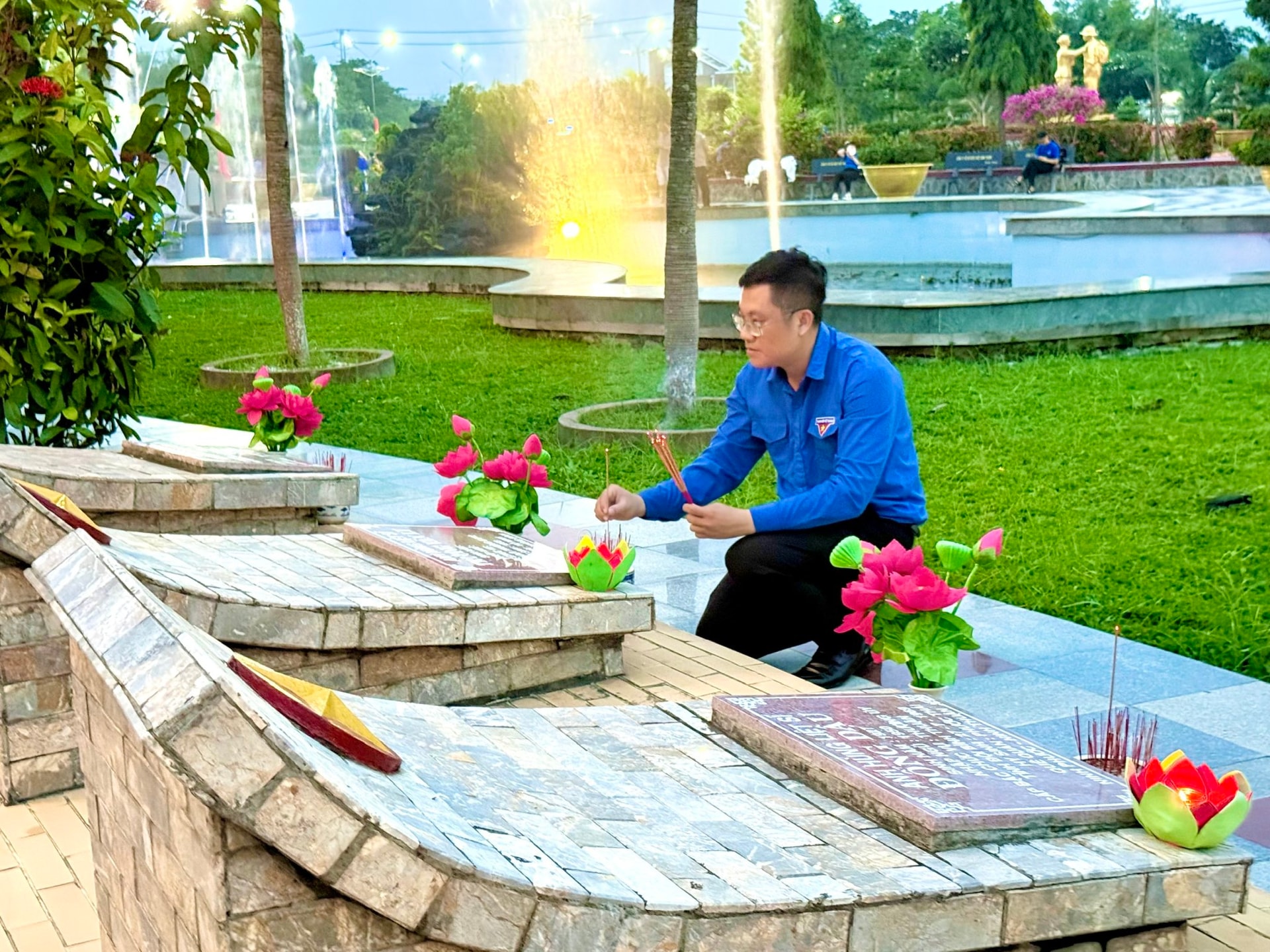 Phó Bí thư Tỉnh đoàn Lâm Đồng Đoàn Minh Tâm thắp hương tưởng nhớ các anh hùng liệt sĩ