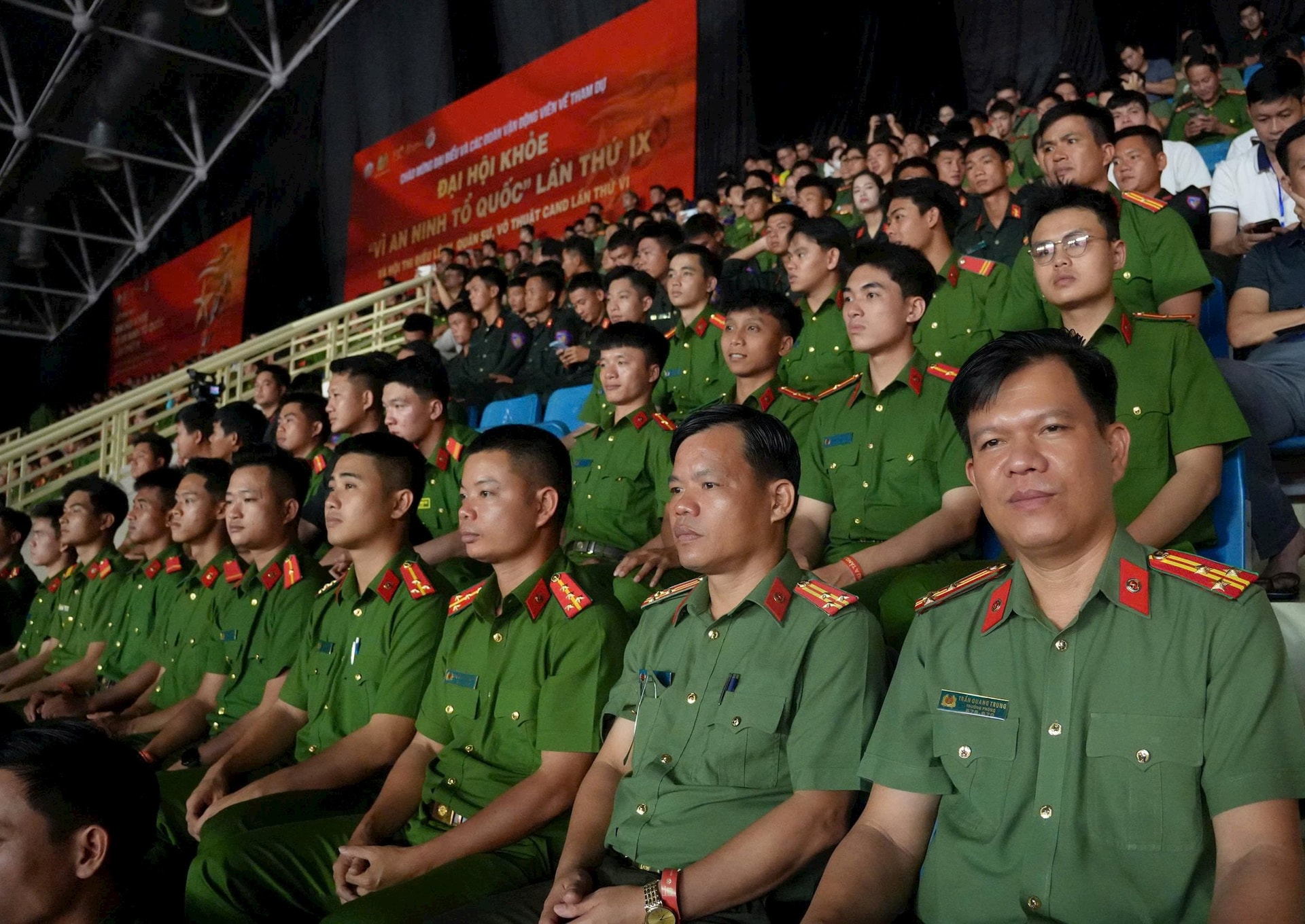 Le lieutenant-colonel Tran Quang Trung - chef du département PX03 (première rangée, premier à partir de la droite) et le lieutenant-colonel Nguyen Van Thang - chef adjoint du département PX03 (première rangée, deuxième à partir de la droite) ont assisté à la cérémonie d'ouverture avec les athlètes de l'équipe.