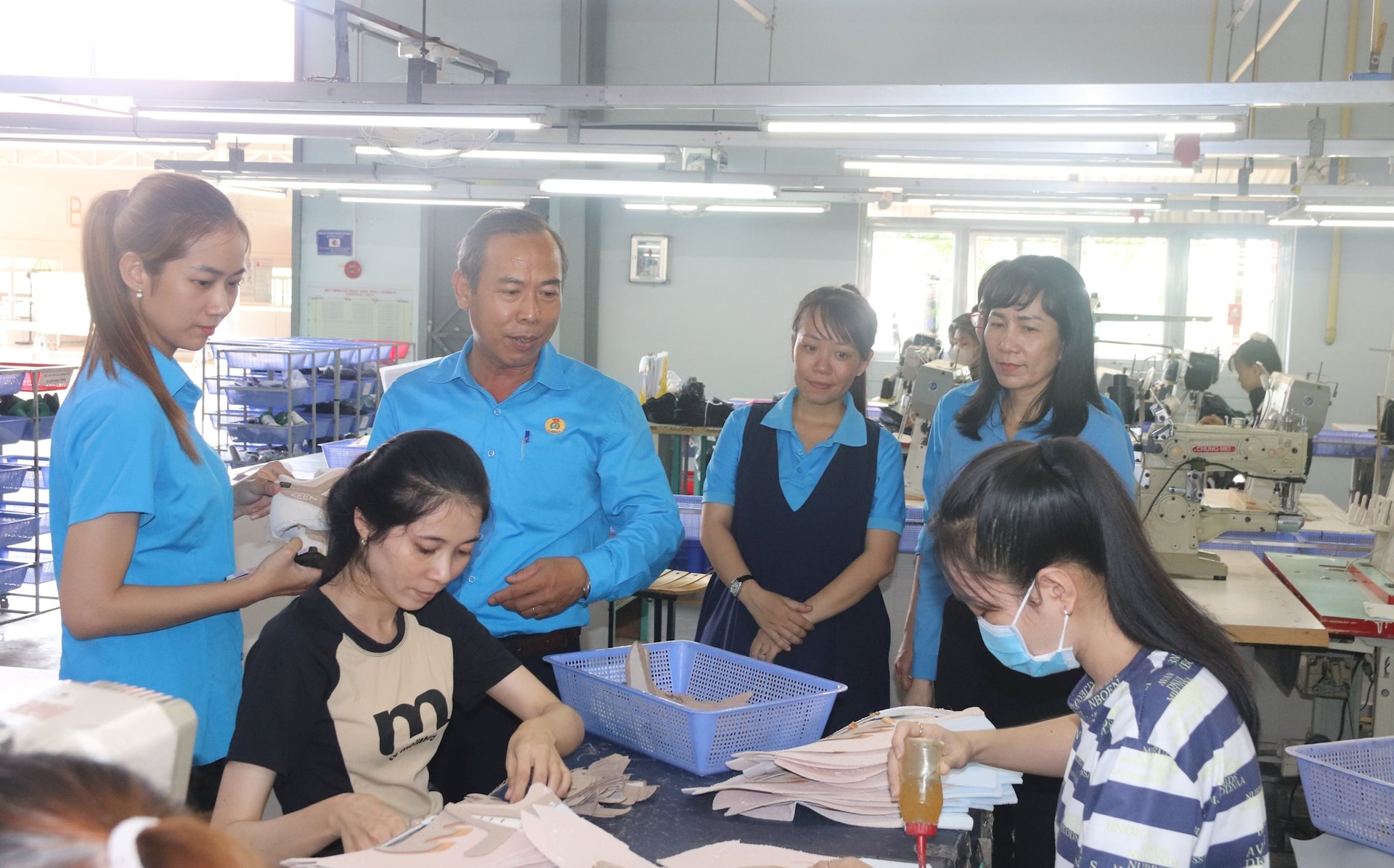 Ban Thường vụ Liên đoàn Lao động tỉnh đi tham quan tại công ty sản xuất giày ở Khu công nghiệp Hàm Kiệm II