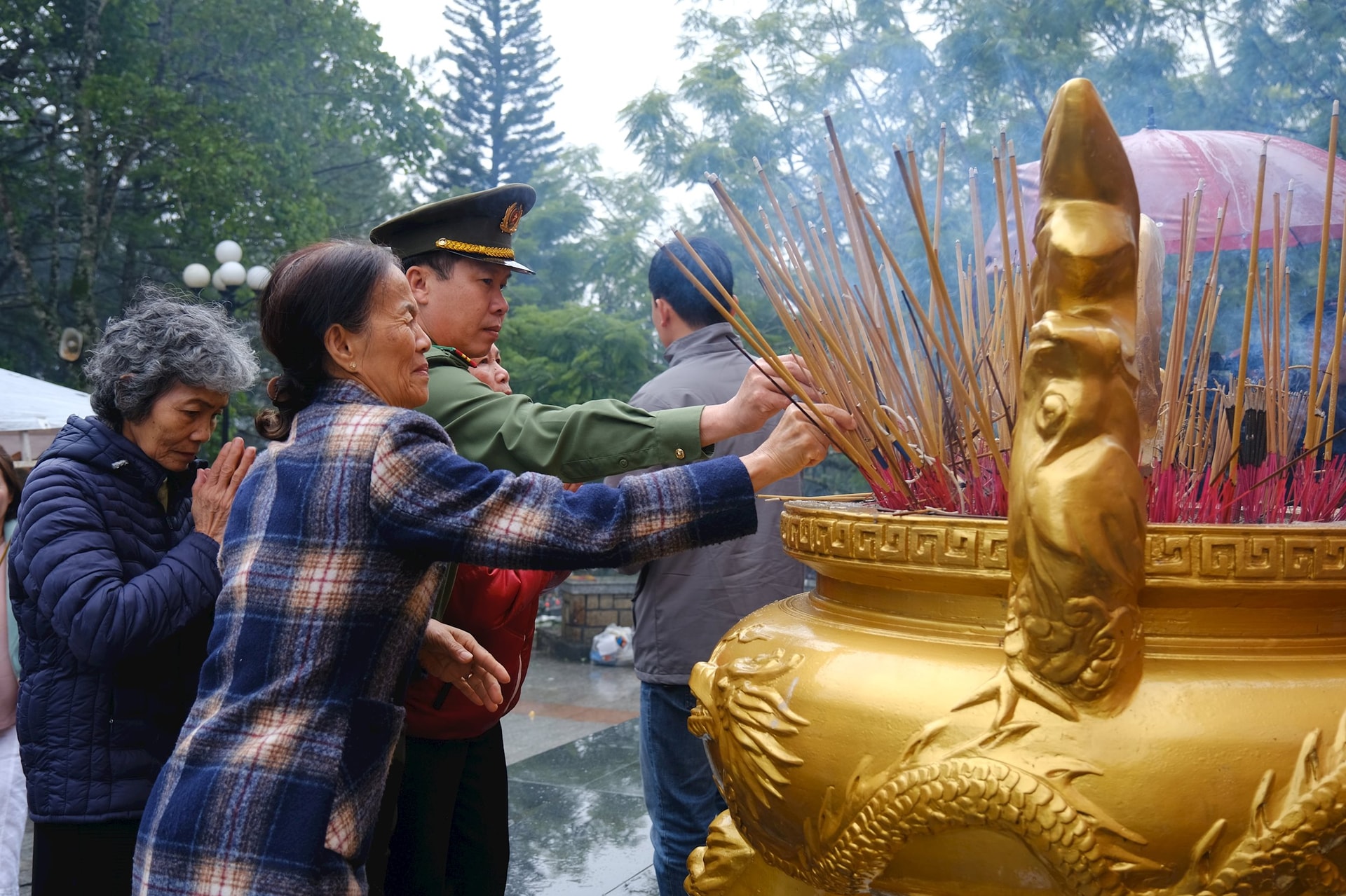Các nữ chiến sĩ kháng chiến dâng hoa, thắp hương tưởng niệm các Anh hùng Liệt sĩ