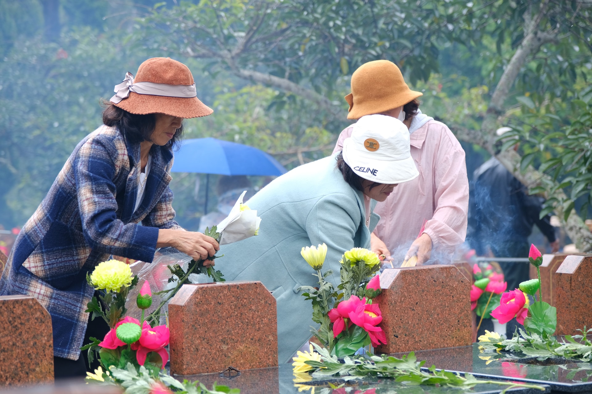 Các nữ chiến sĩ kháng chiến thắp hương, dâng hoa trên các phần mộ Liệt sĩ
