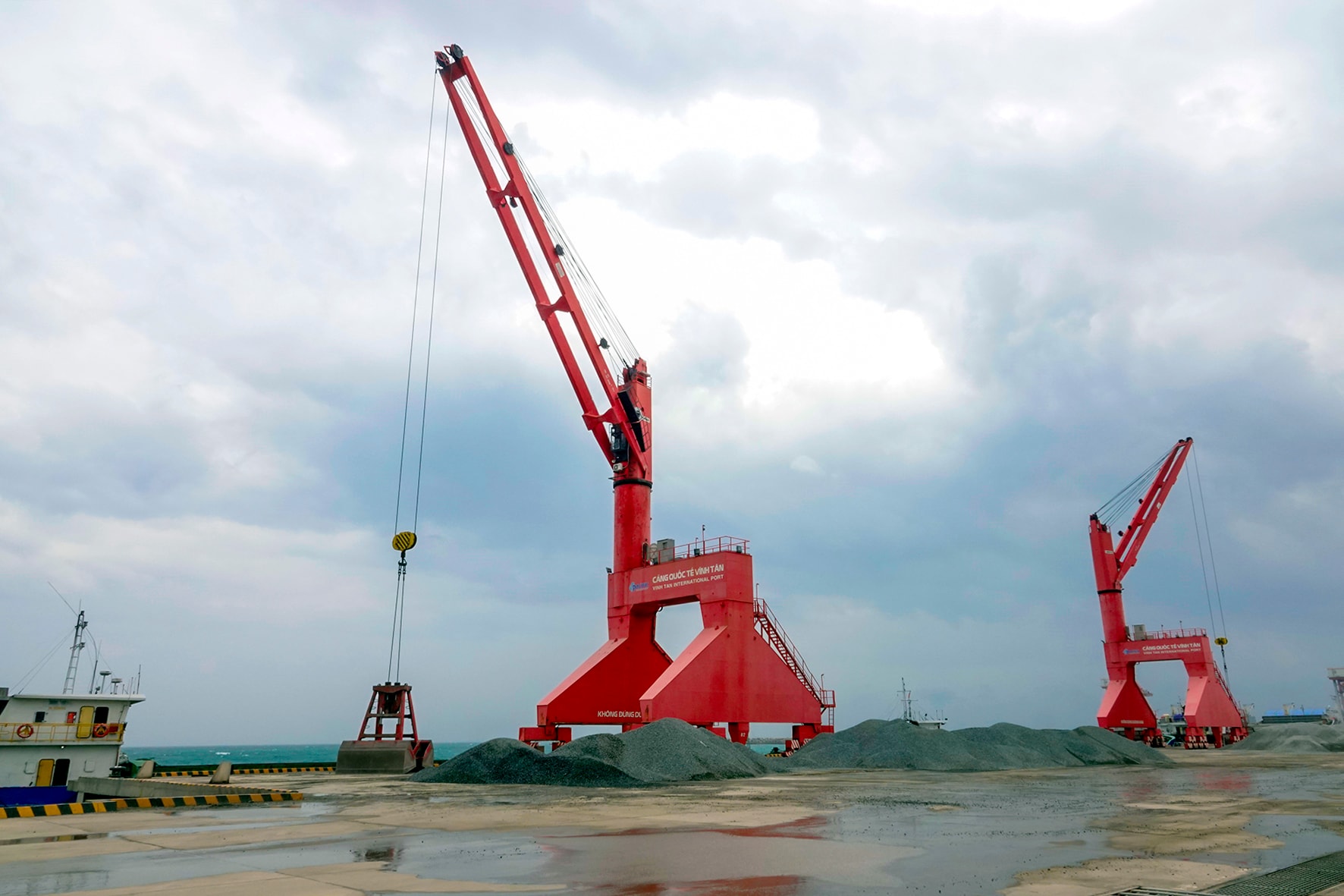 Cảng tổng hợp Vinh Tân (ảnh N. Lân)
